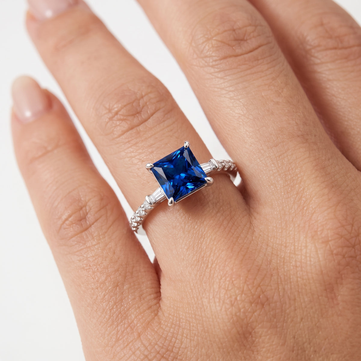 _lifestyle_image@SKU:RG113-NCSP01000004W #metal_14k-white-gold+origin_lab-created
