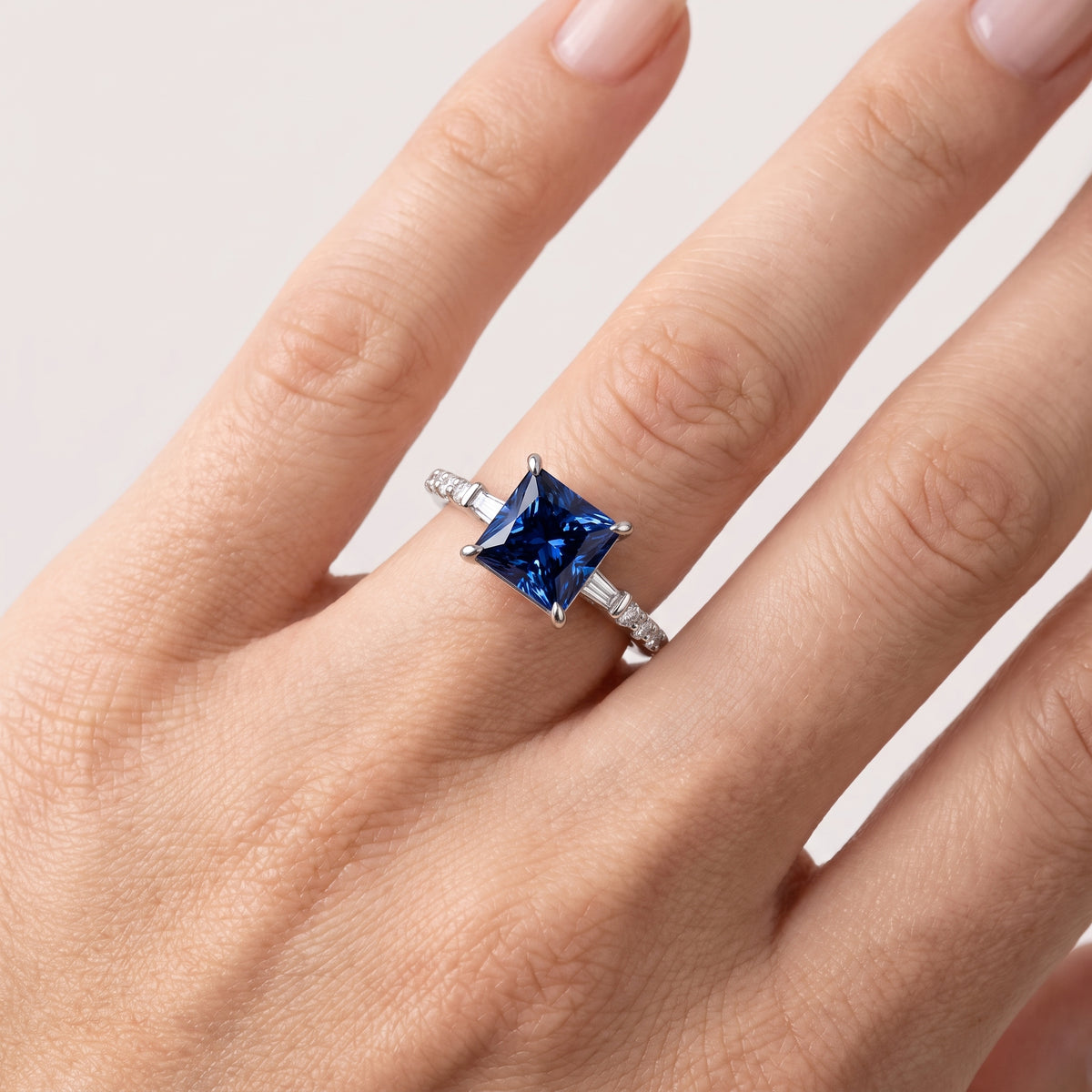 _lifestyle_image@SKU:RG113-NCSP0100000PL #metal_platinum+origin_lab-created