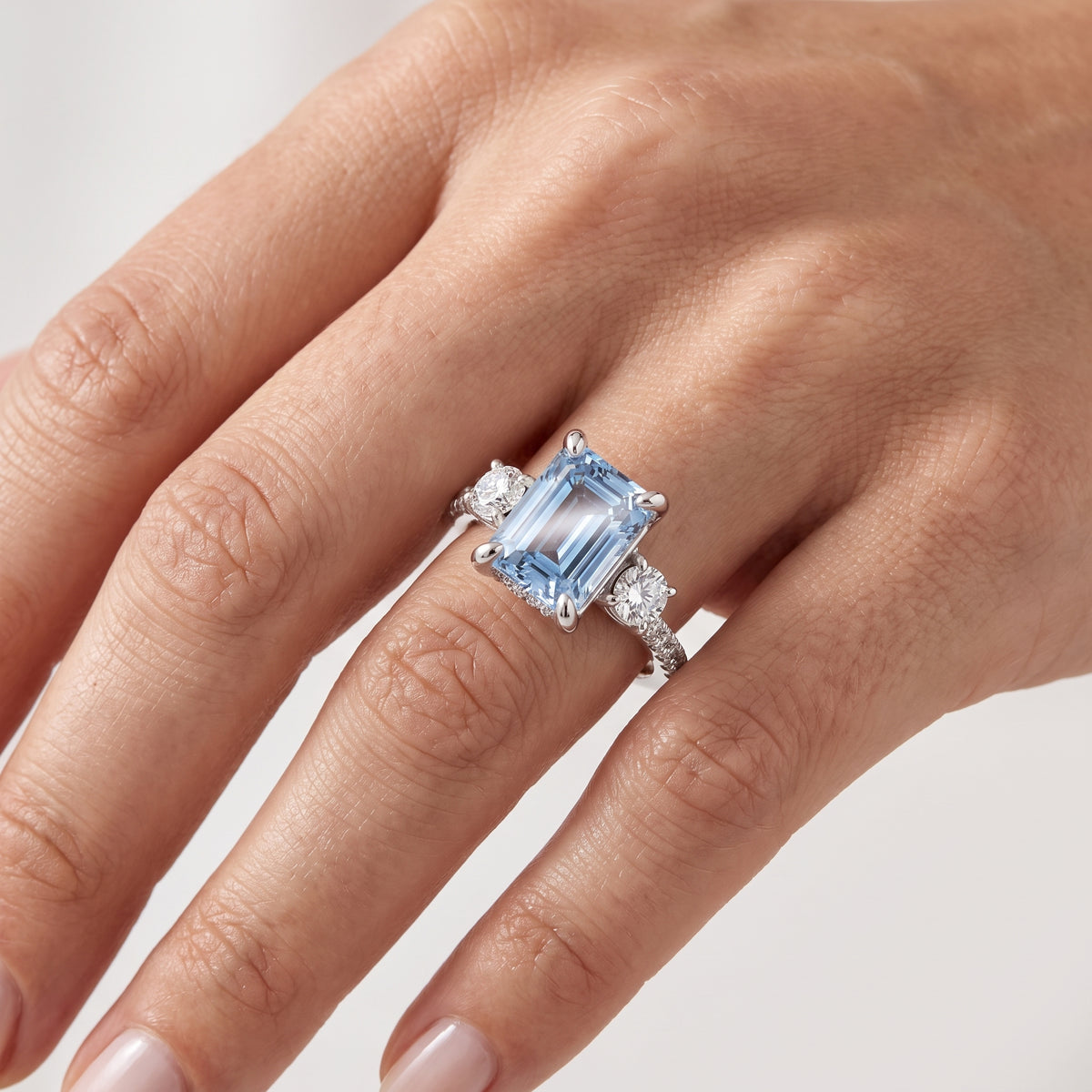 _lifestyle_image@SKU:RG115-LCQE03000004W #metal_10k-white-gold+origin_lab-created