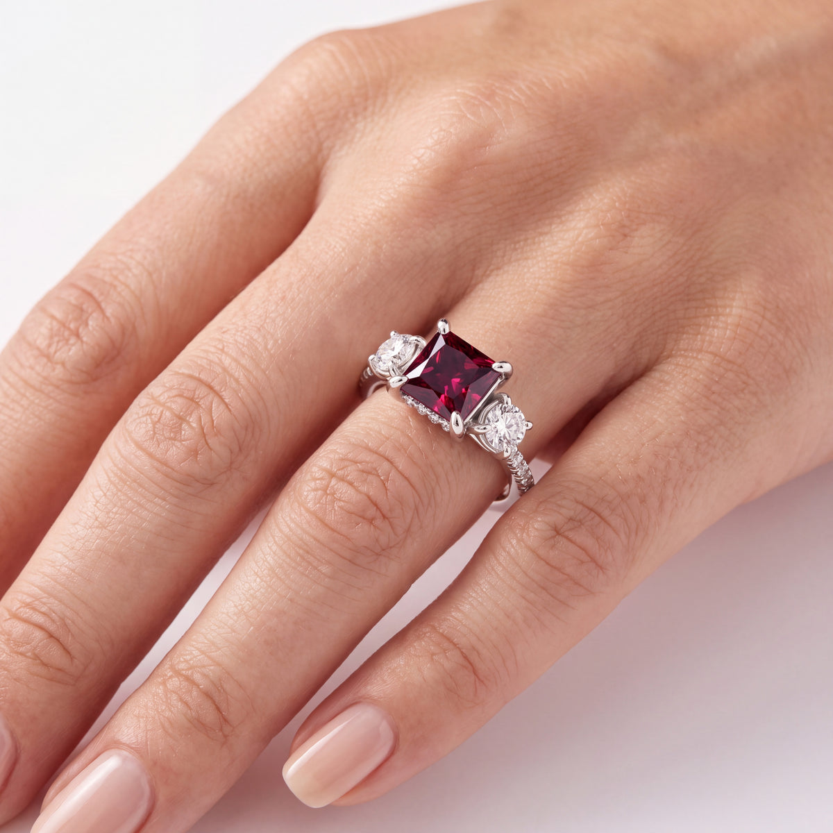 _lifestyle_image@SKU:RG115-LCRP01000004W #metal_10k-white-gold+origin_lab-created