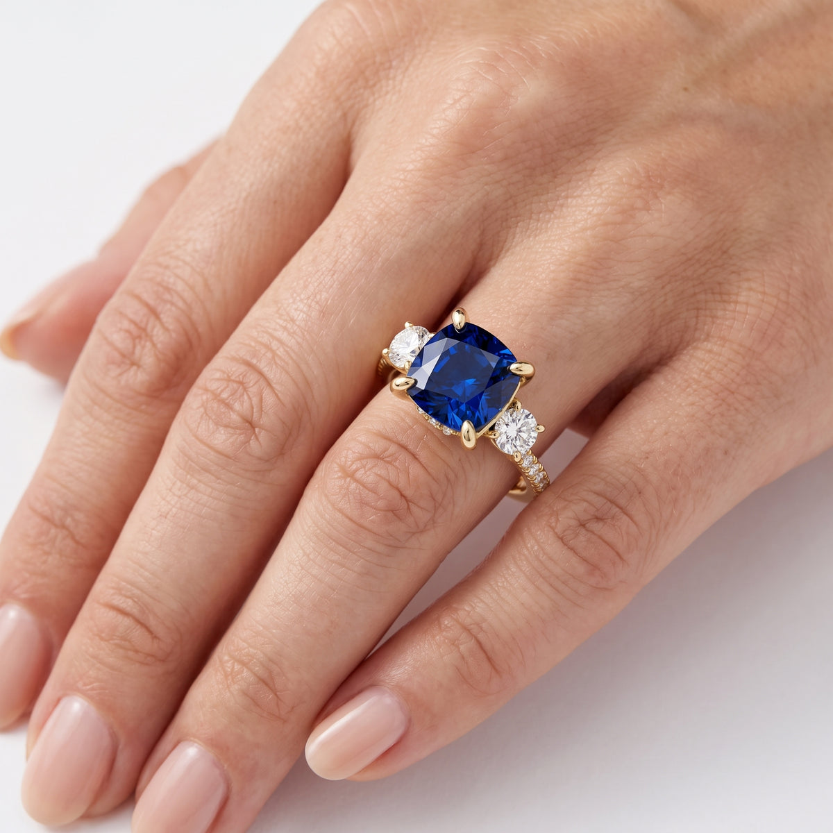 _lifestyle_image@SKU:RG115-LCSC02000004Y #metal_10k-yellow-gold+origin_lab-created