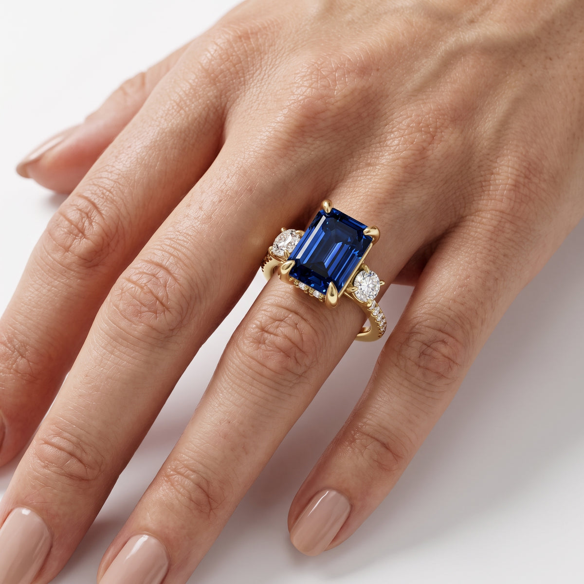 _lifestyle_image@SKU:RG115-LCSE03000004Y #metal_10k-yellow-gold+origin_lab-created