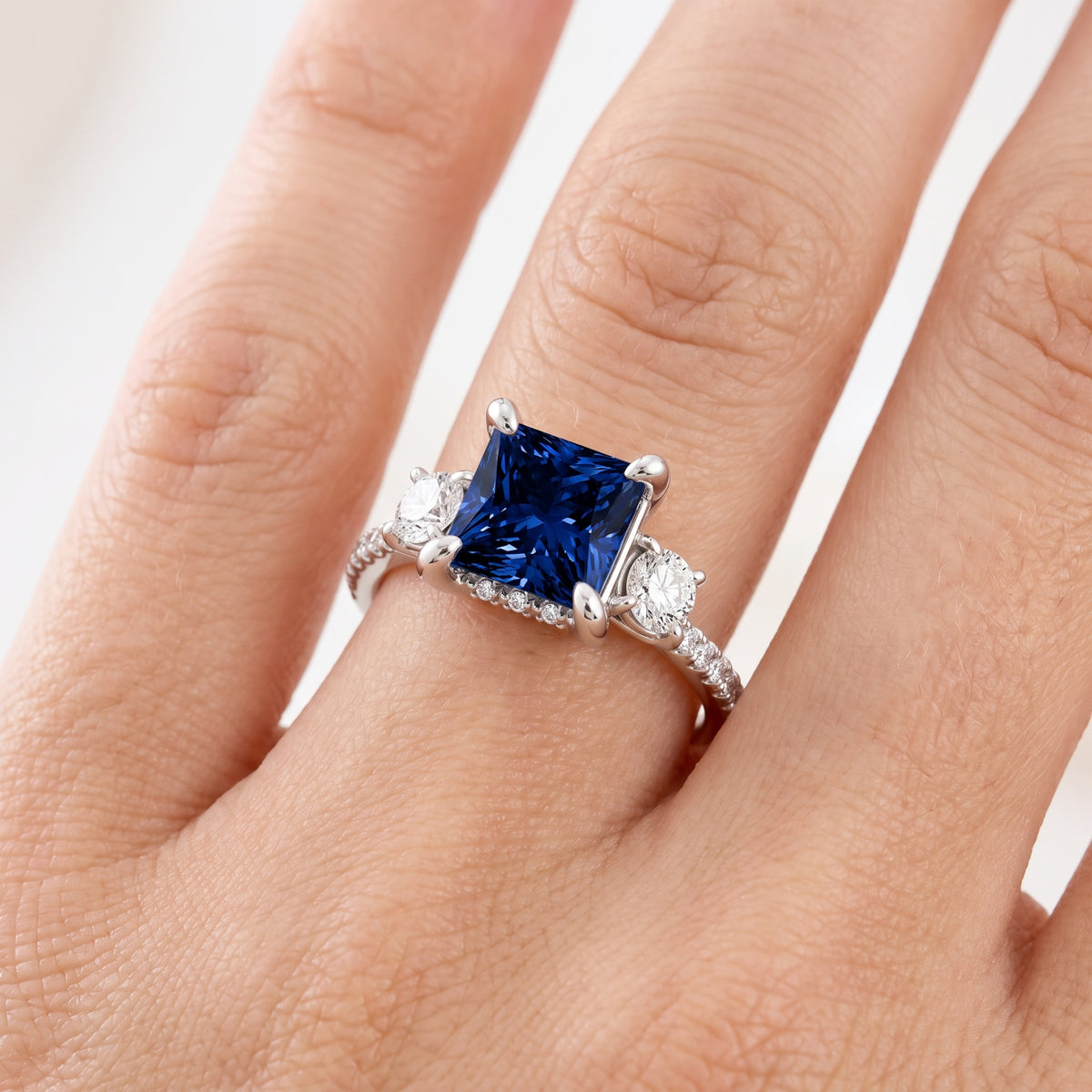 _lifestyle_image@SKU:RG115-LCSP02000004W #metal_10k-white-gold+origin_lab-created