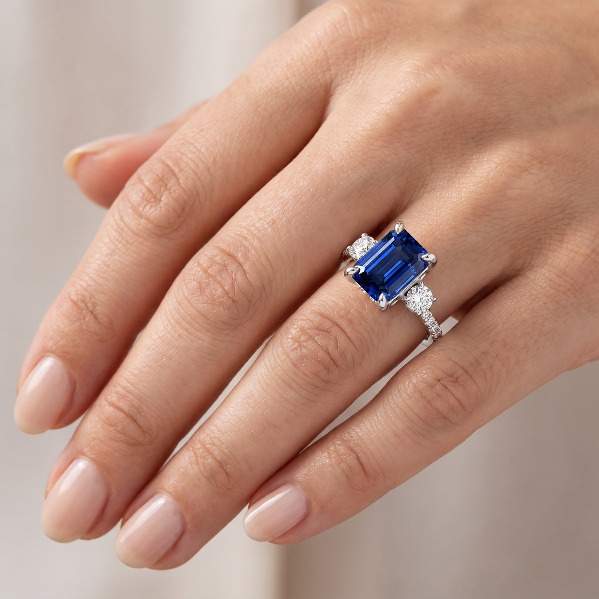 _lifestyle_image@SKU:RG115-NCSE03000004W #metal_14k-white-gold+origin_lab-created