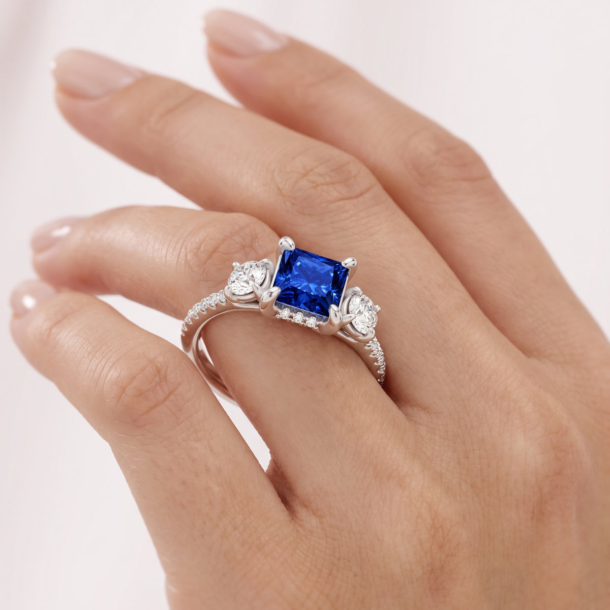 _lifestyle_image@SKU:RG115-NCSP0100000PL #metal_platinum+origin_lab-created