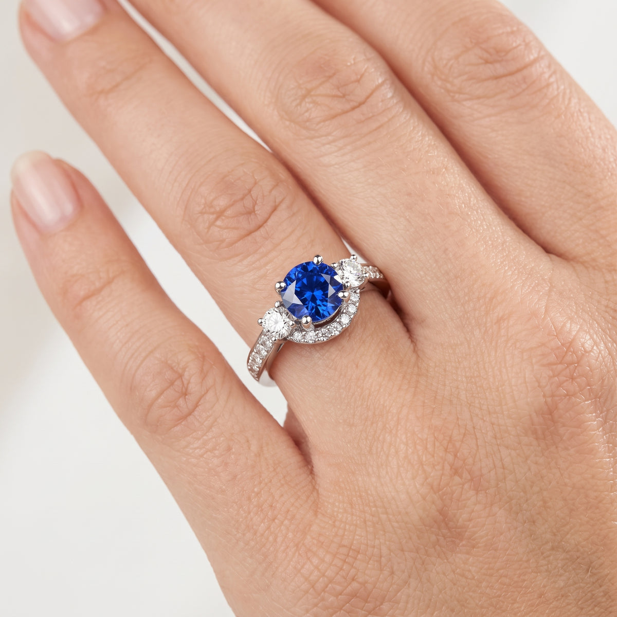 _lifestyle_image@SKU:RG115-NCSR01000004W #metal_14k-white-gold+origin_lab-created