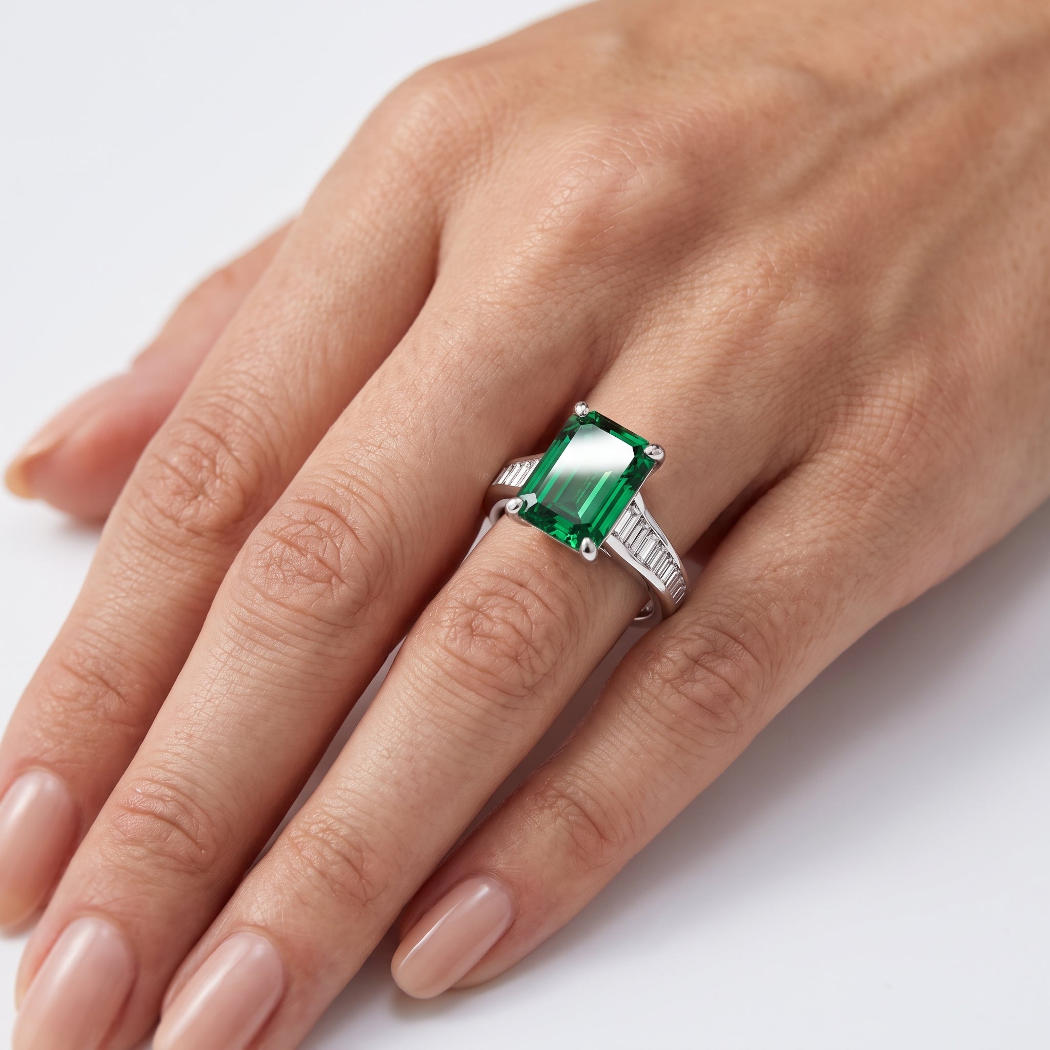 _lifestyle_image@SKU:RG136-LCEE02000004W #metal_10k-white-gold+origin_lab-created