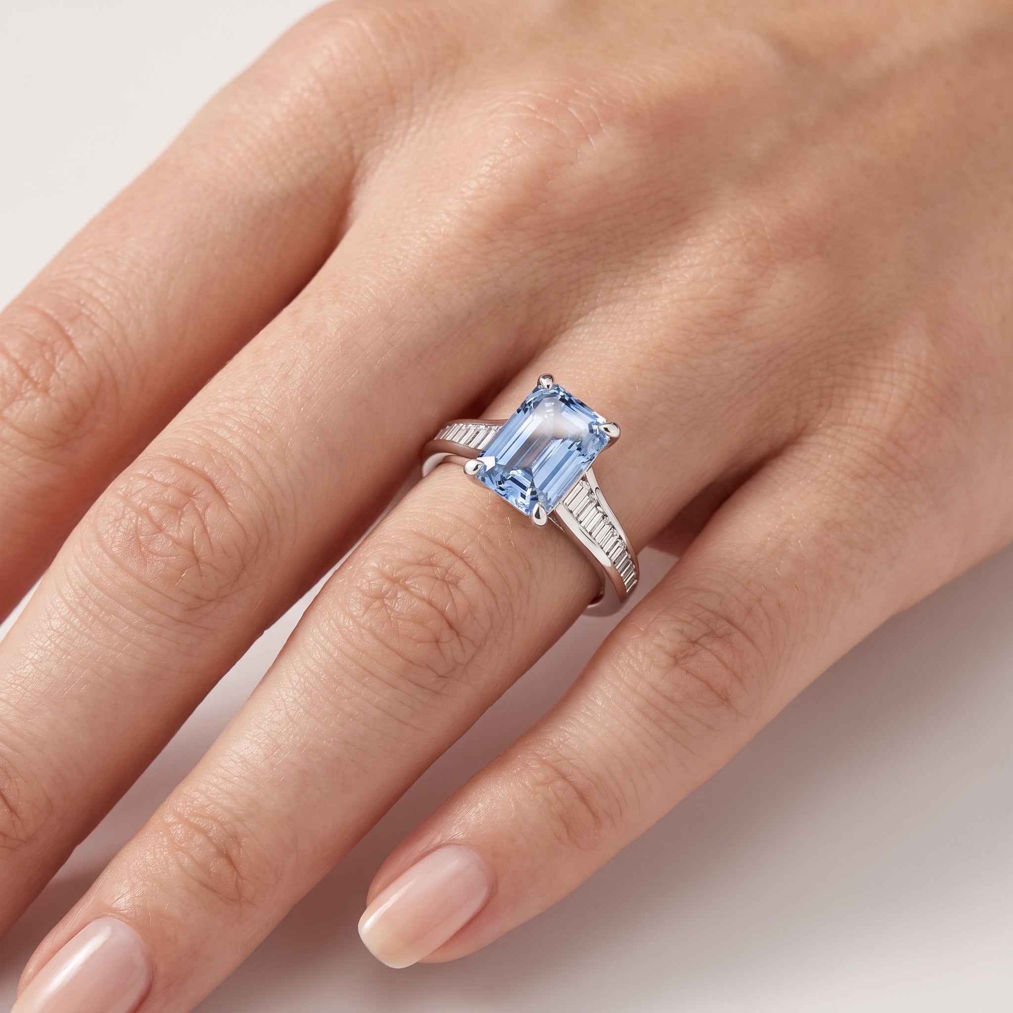 _lifestyle_image@SKU:RG136-LCQE02000004W #metal_10k-white-gold+origin_lab-created