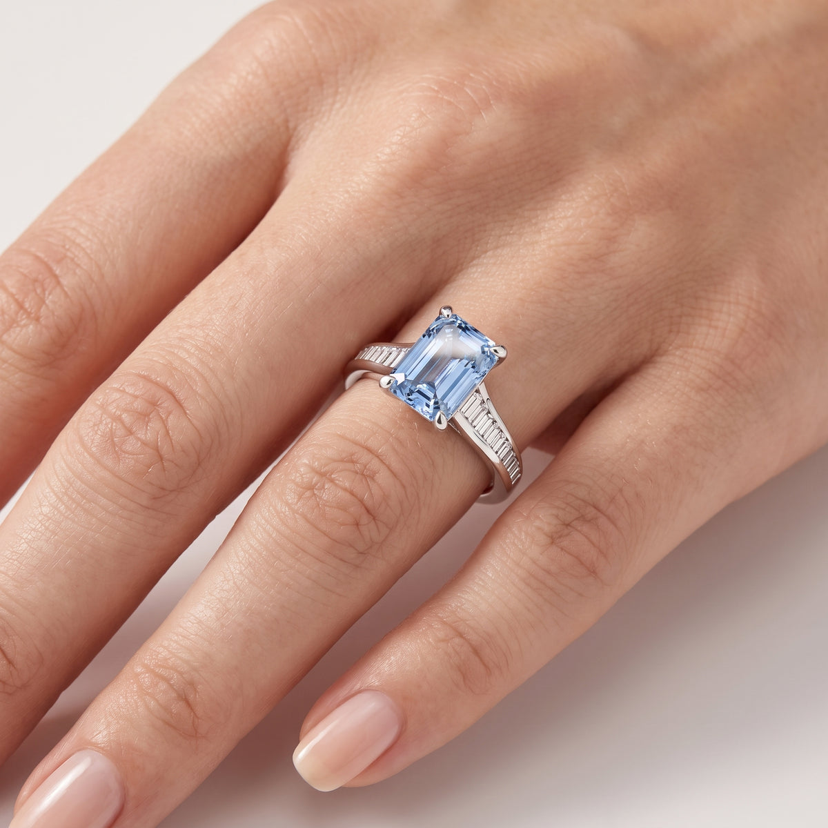 _lifestyle_image@SKU:RG136-LCQE02000004W #metal_10k-white-gold+origin_lab-created