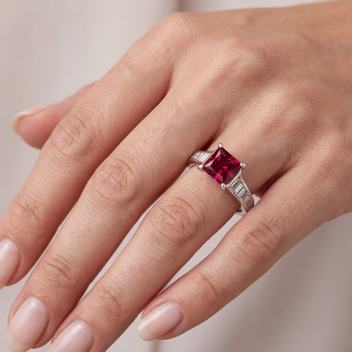 _lifestyle_image@SKU:RG136-LCRP01000004W #metal_10k-white-gold+origin_lab-created