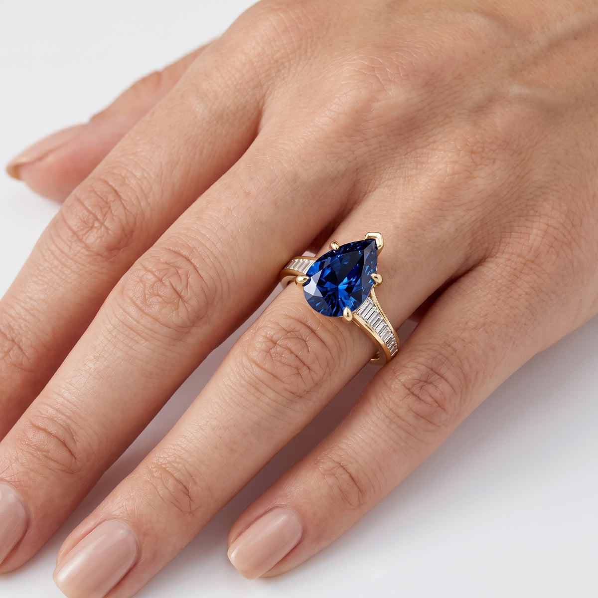 _lifestyle_image@SKU:RG136-LCSD02000004Y #metal_10k-yellow-gold+origin_lab-created