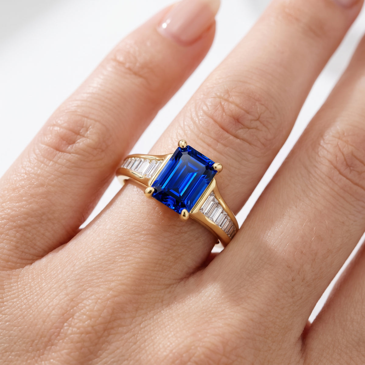 _lifestyle_image@SKU:RG136-LCSE01000004Y #metal_10k-yellow-gold+origin_lab-created