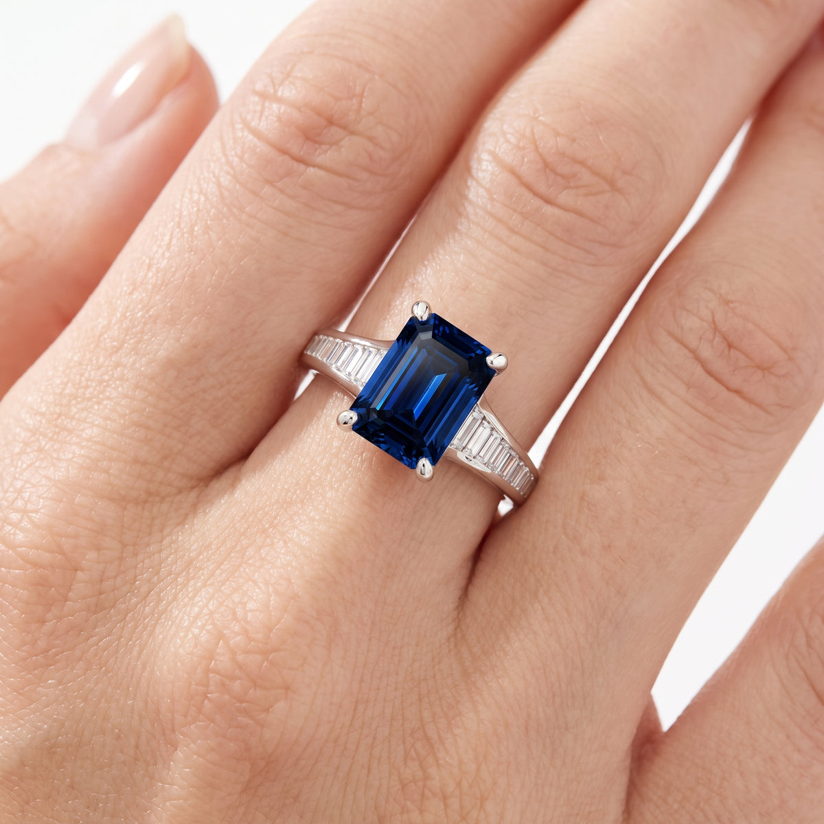 _lifestyle_image@SKU:RG136-LCSE02000004W #metal_10k-white-gold+origin_lab-created
