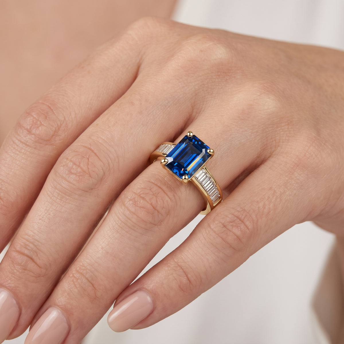 _lifestyle_image@SKU:RG136-LCSE02000004Y #metal_10k-yellow-gold+origin_lab-created