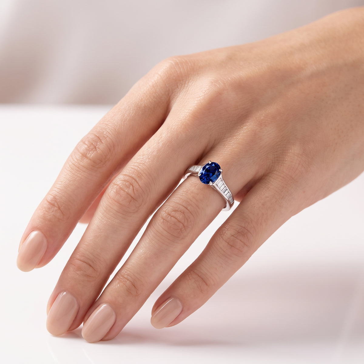 _lifestyle_image@SKU:RG136-LCSO01000004W #metal_10k-white-gold+origin_lab-created