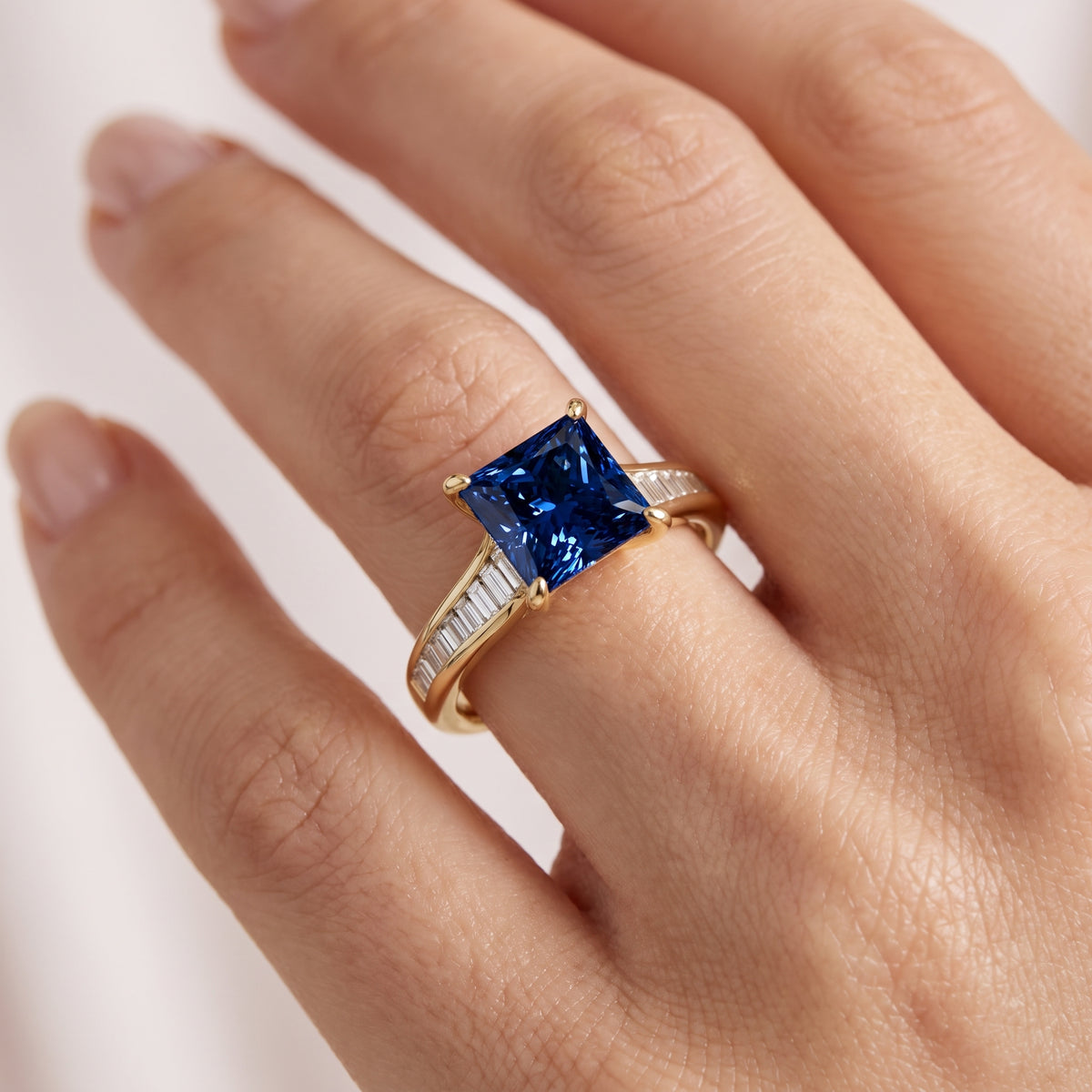 _lifestyle_image@SKU:RG136-LCSP03000004Y #metal_10k-yellow-gold+origin_lab-created