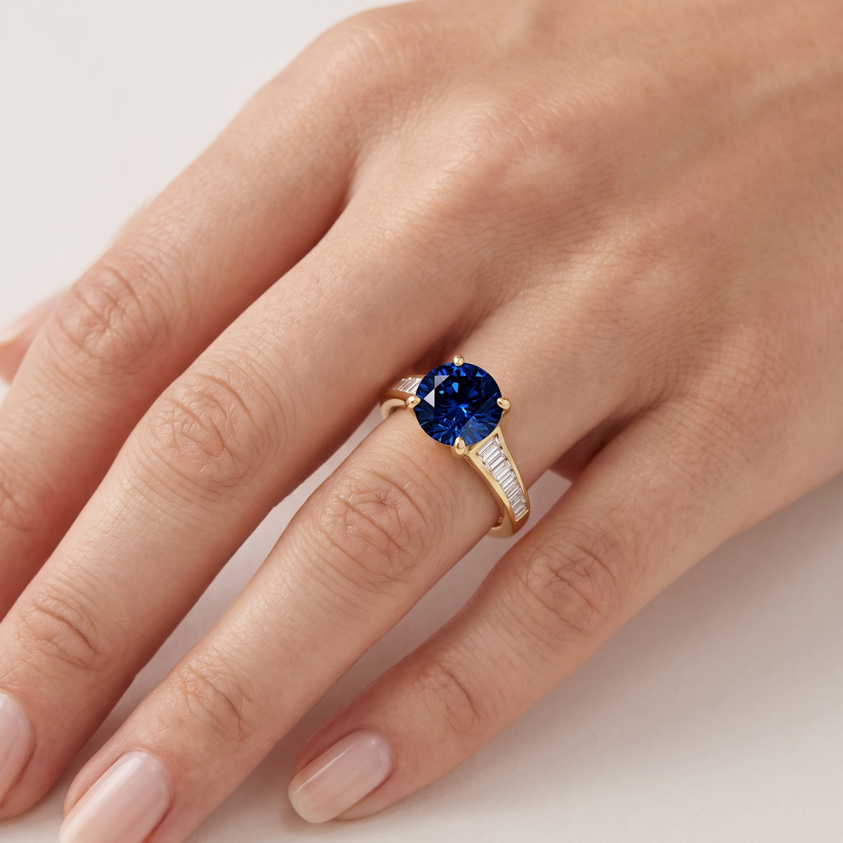 _lifestyle_image@SKU:RG136-LCSR03000004Y #metal_10k-yellow-gold+origin_lab-created