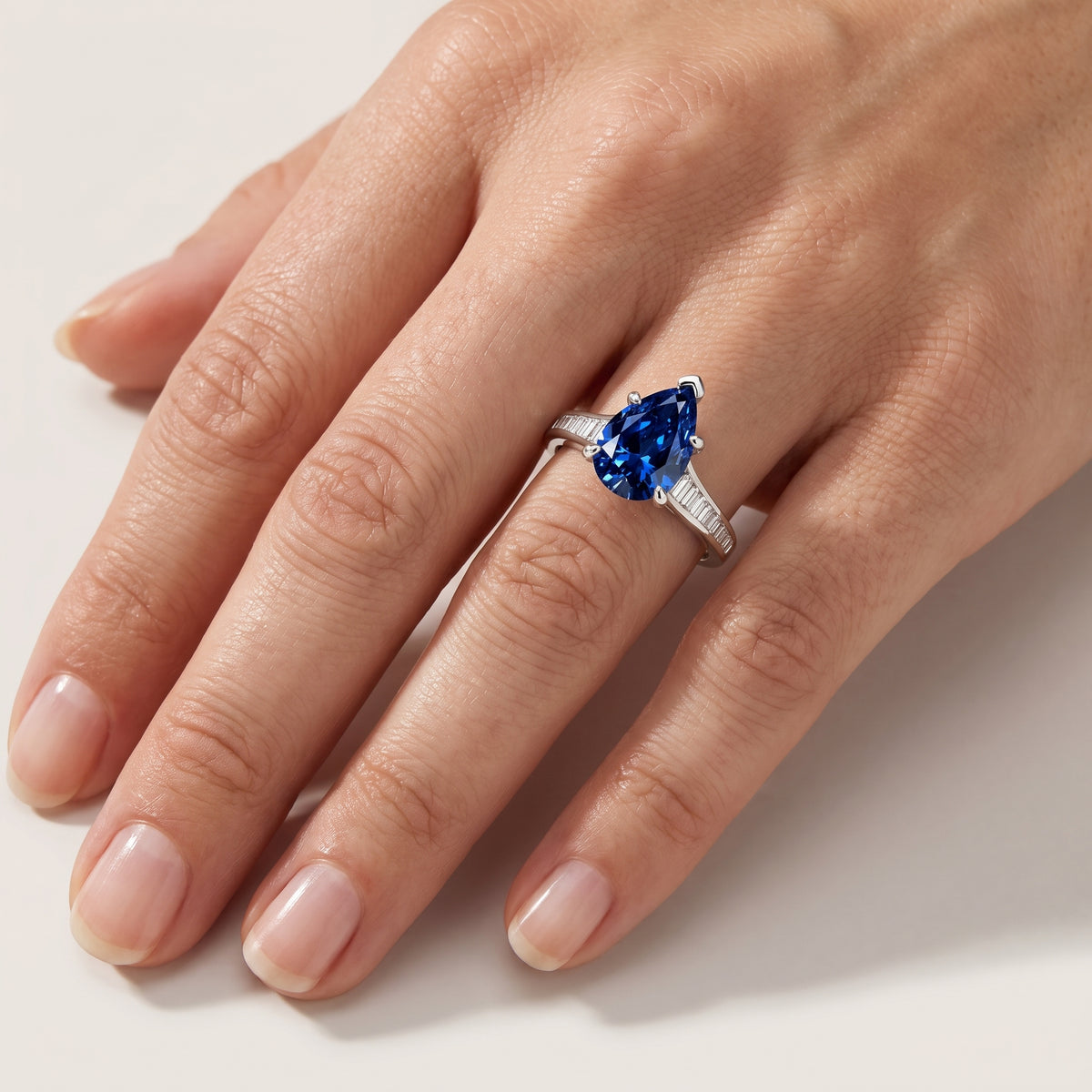 _lifestyle_image@SKU:RG136-NCSD0200000PL #metal_platinum+origin_lab-created
