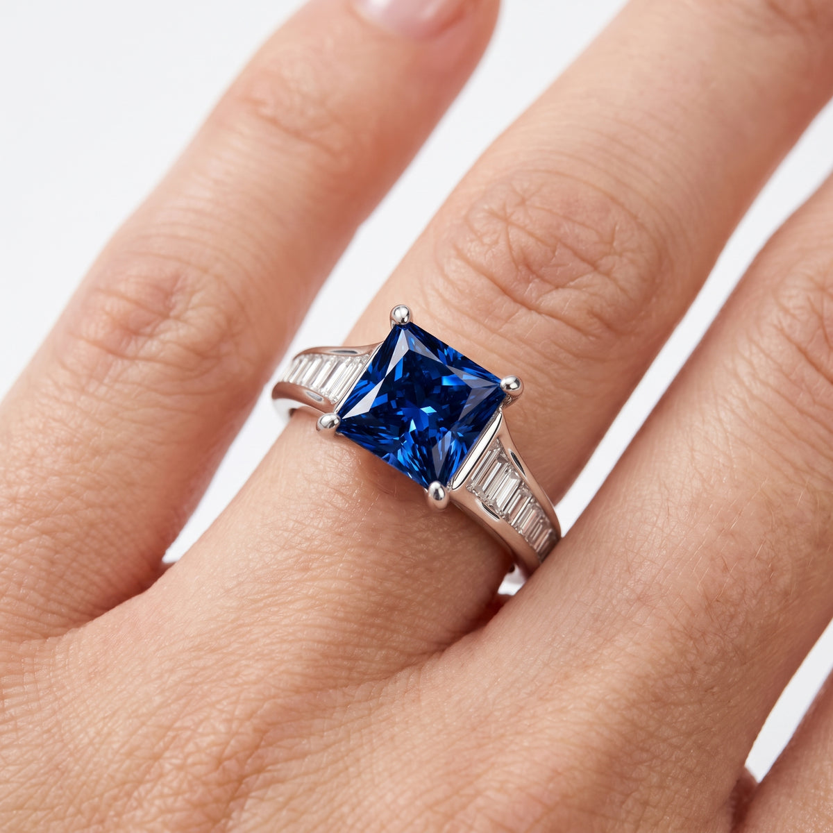 _lifestyle_image@SKU:RG136-NCSP01000004W #metal_14k-white-gold+origin_lab-created
