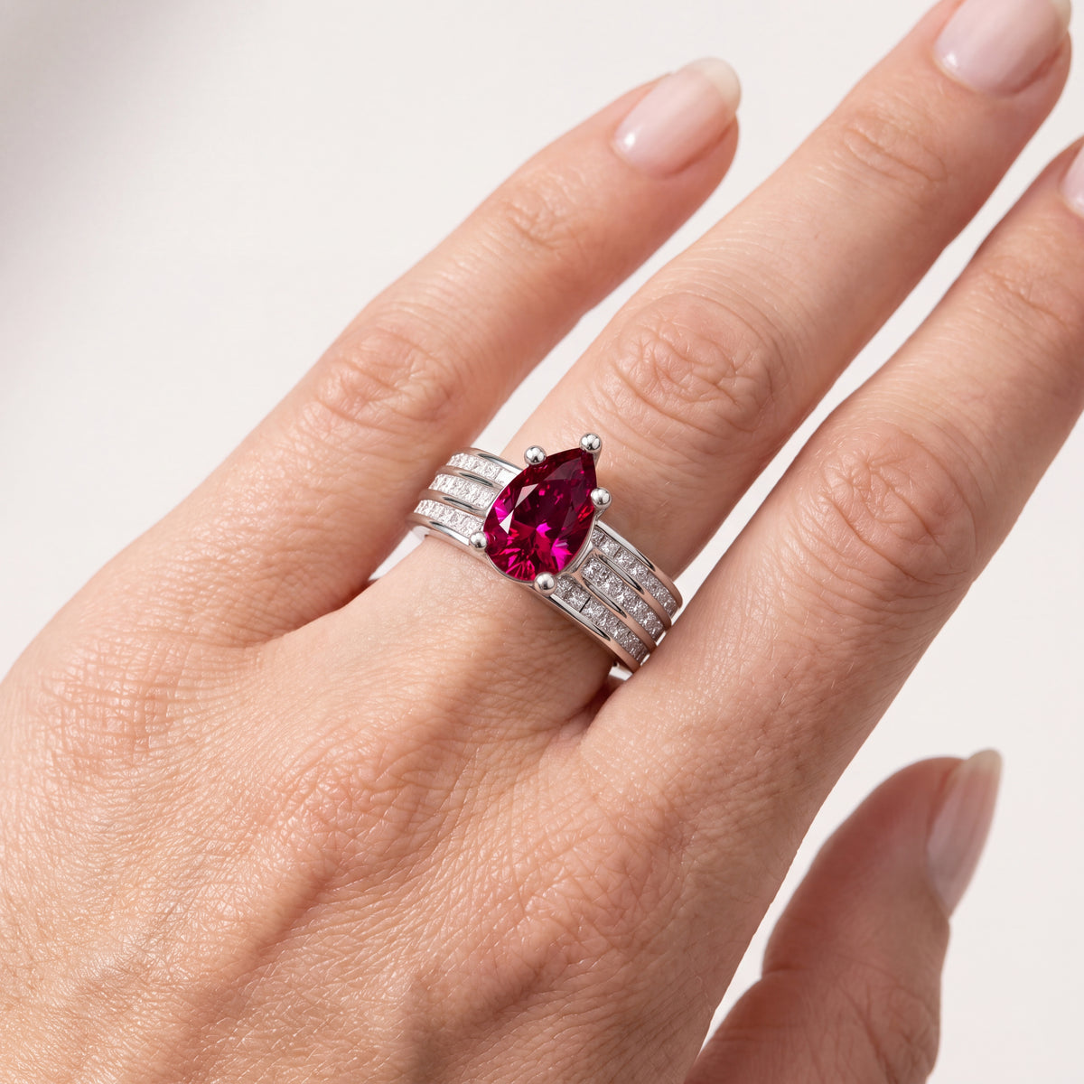 _lifestyle_image@SKU:RG195-LCRD01000004W #metal_10k-white-gold+origin_lab-grown