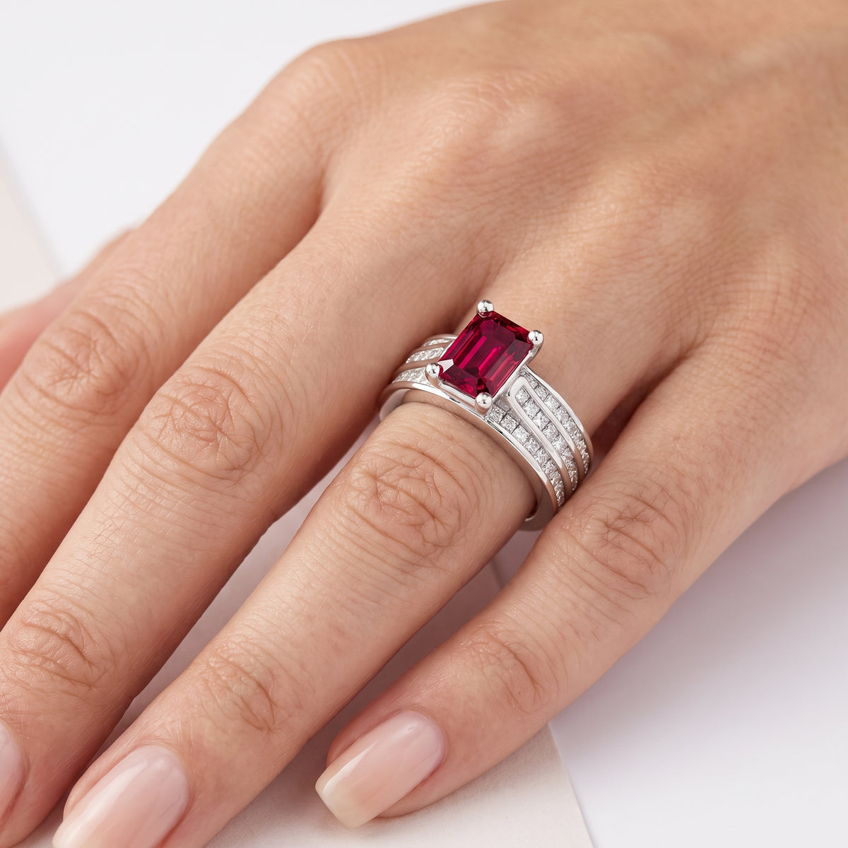 _lifestyle_image@SKU:RG195-LCRE01000004W #metal_10k-white-gold+origin_lab-grown
