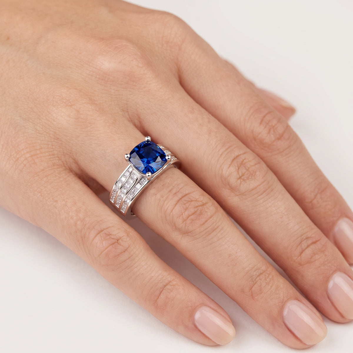 _lifestyle_image@SKU:RG195-LCSC02000004W #metal_10k-white-gold+origin_lab-grown