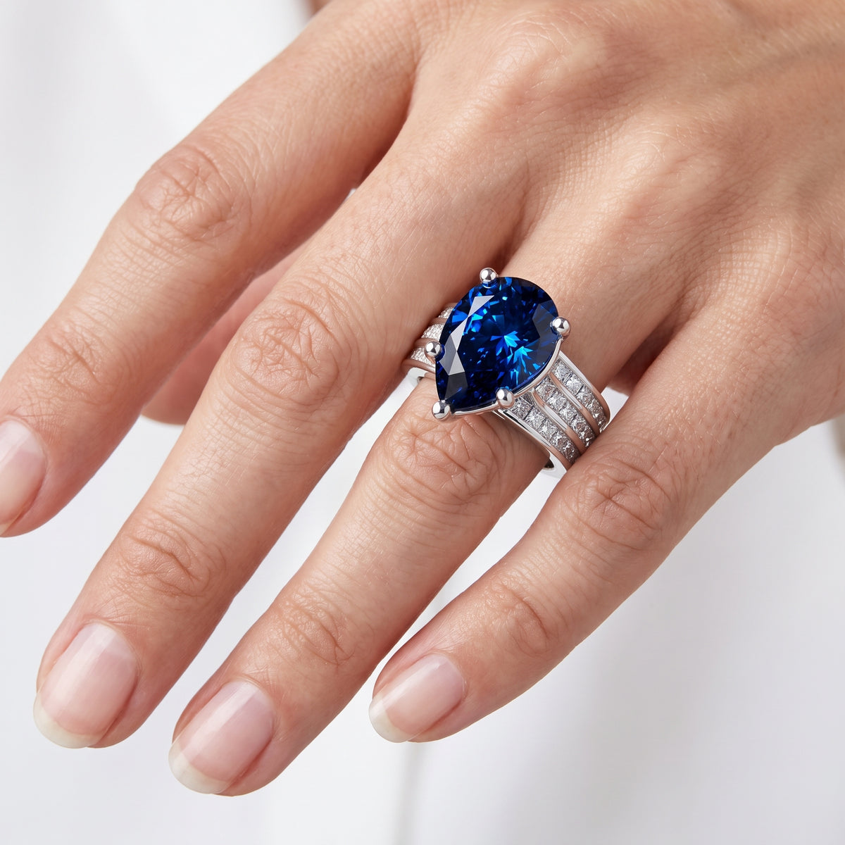 _lifestyle_image@SKU:RG195-LCSD03000004W #metal_10k-white-gold+origin_lab-grown