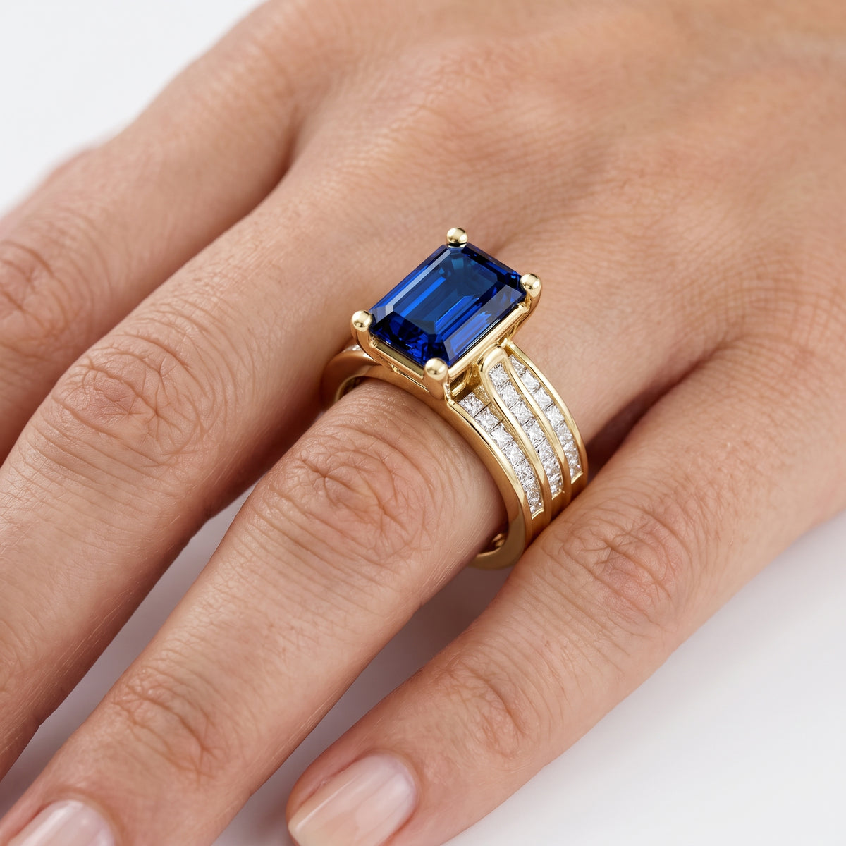 _lifestyle_image@SKU:RG195-LCSE03000004Y #metal_10k-yellow-gold+origin_lab-grown
