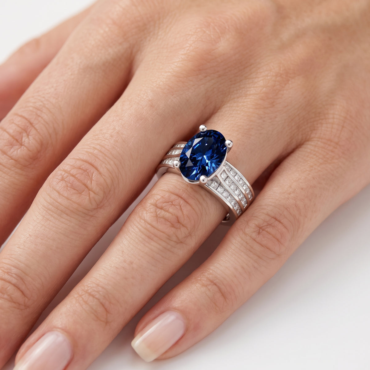 _lifestyle_image@SKU:RG195-LCSO02000004W #metal_10k-white-gold+origin_lab-grown