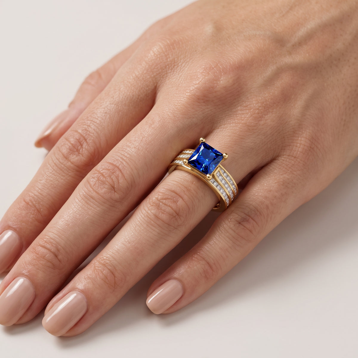 _lifestyle_image@SKU:RG195-LCSP02000004Y #metal_10k-yellow-gold+origin_lab-grown