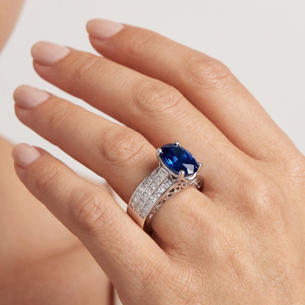 _lifestyle_image@SKU:RG195-NCSO02000004W #metal_14k-white-gold+origin_lab-grown