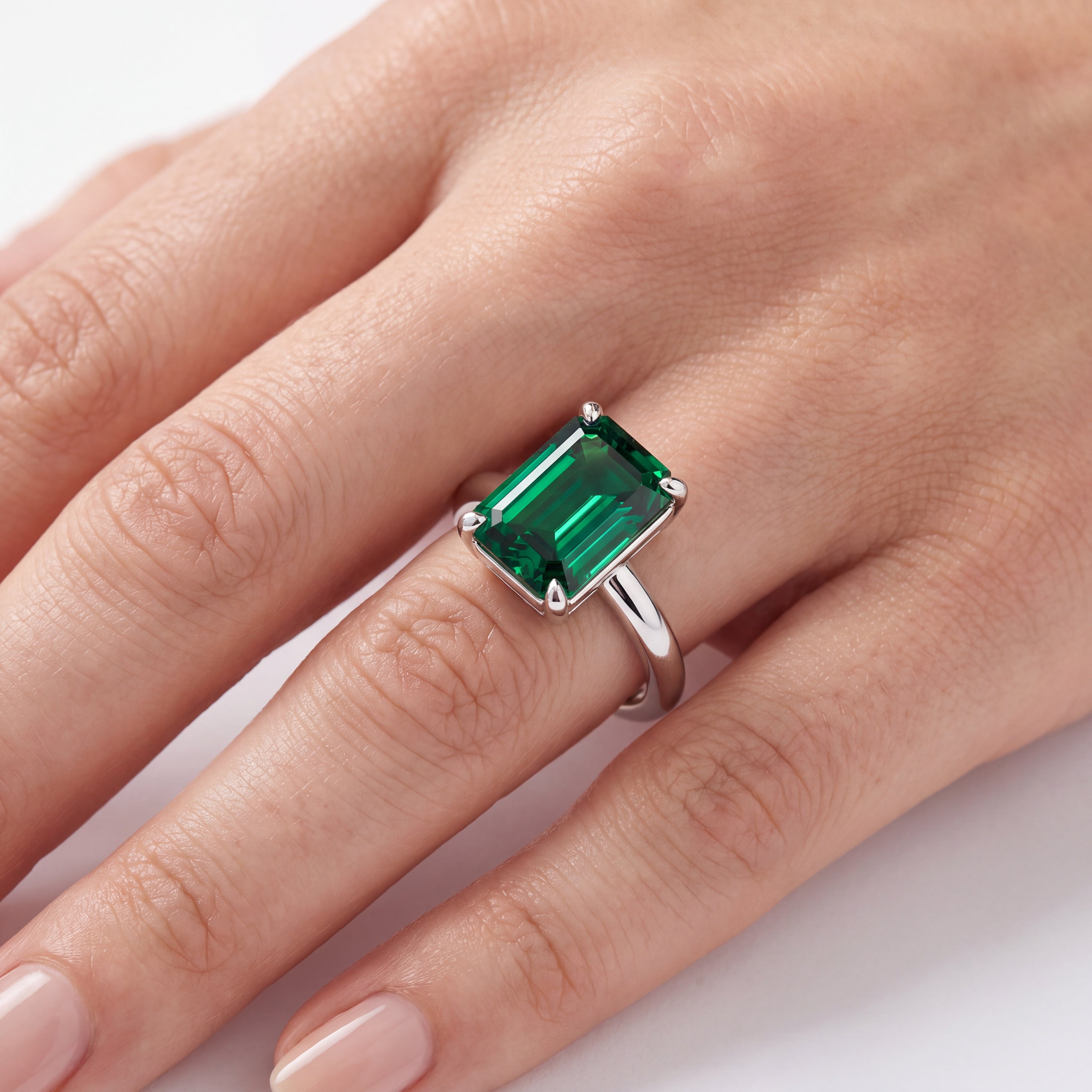 _lifestyle_image@SKU:RG203-NCEE04000005W #metal_14k-white-gold+origin_lab-created