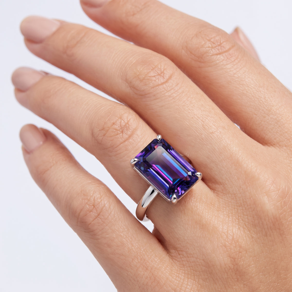 _lifestyle_image@SKU:RG203-LCXE04000005W #metal_10k-white-gold+origin_lab-created