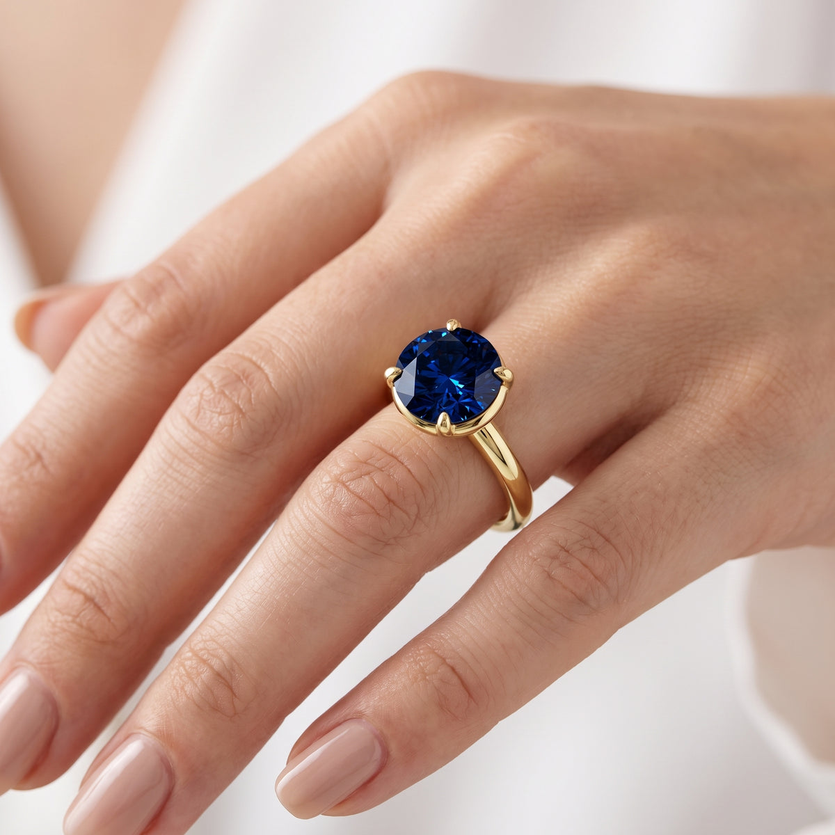 _lifestyle_image@SKU:RG203-LCSR03000004Y #metal_10k-yellow-gold+origin_lab-created