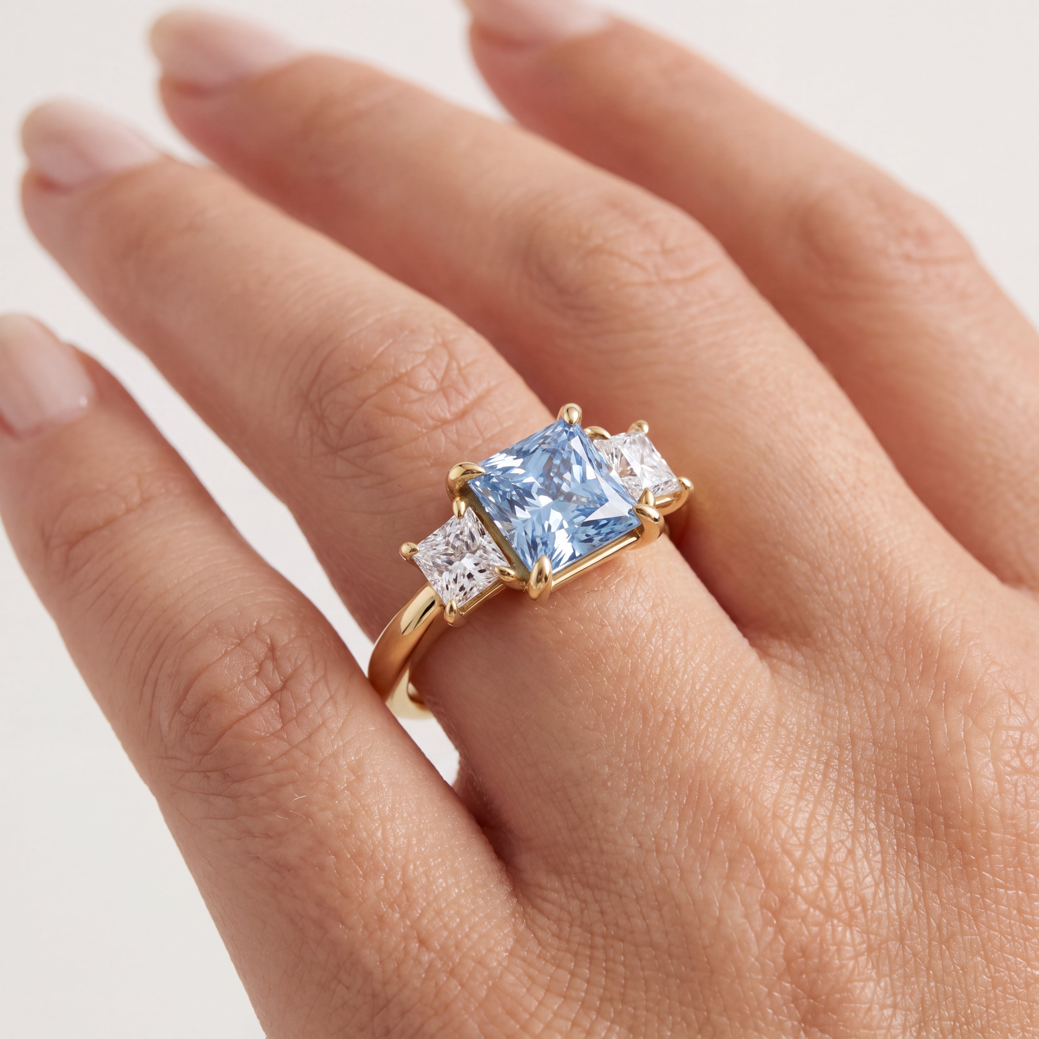 _lifestyle_image@SKU:RG240-LCQP01000004Y #metal_10k-yellow-gold+origin_lab-created