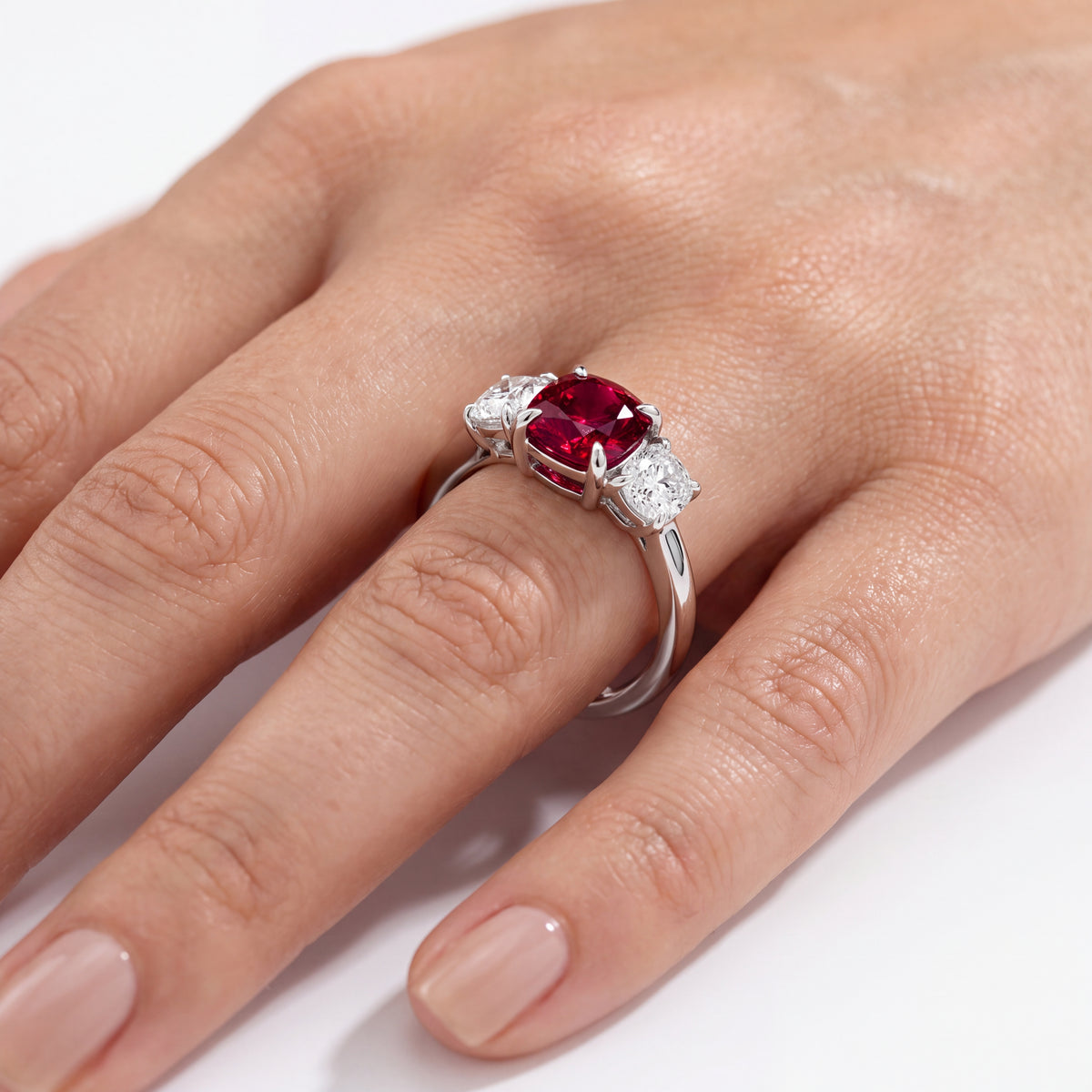 _lifestyle_image@SKU:RG240-LCRC01000004W #metal_10k-white-gold+origin_lab-created