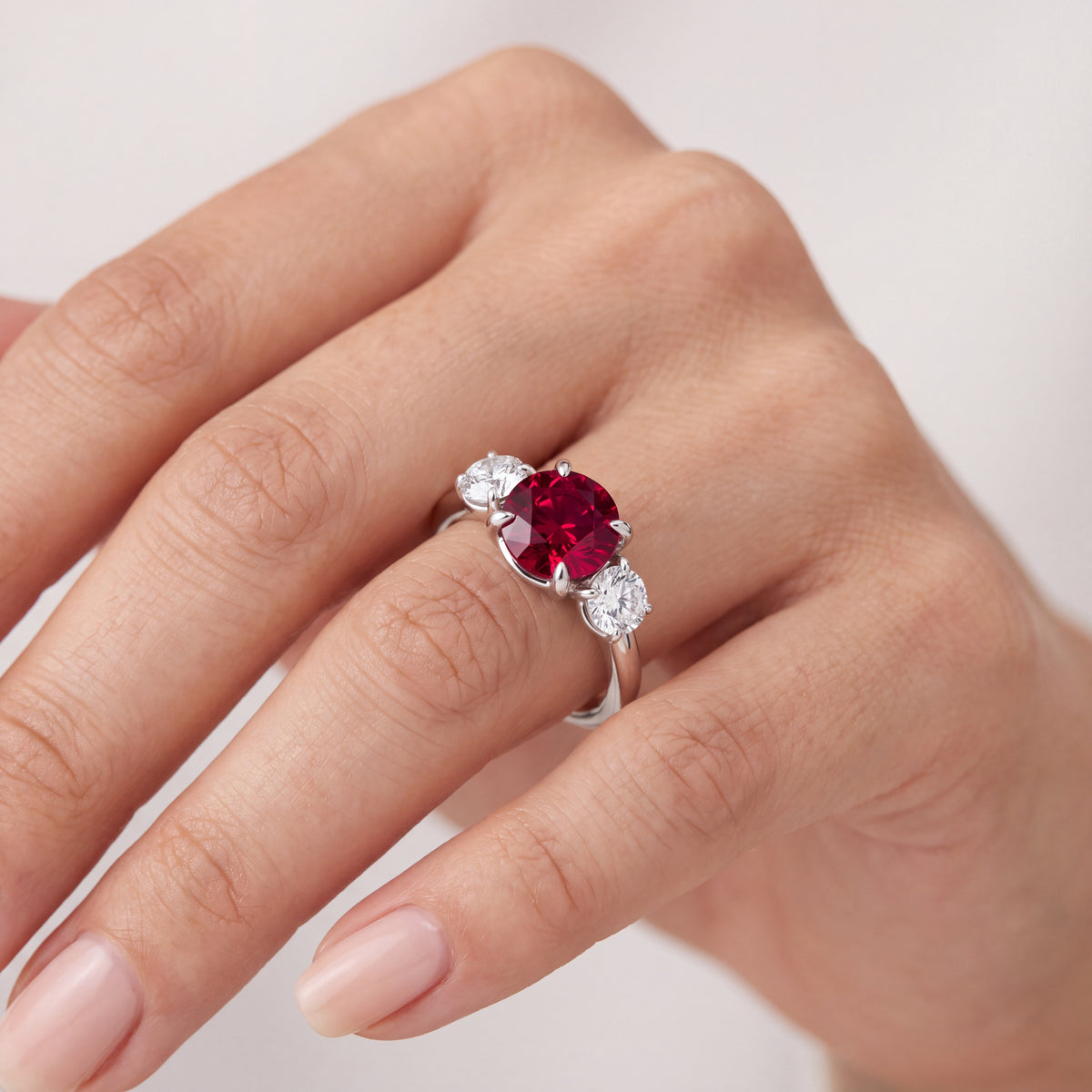 _lifestyle_image@SKU:RG240-LCRR01010004W #metal_10k-white-gold+origin_lab-created