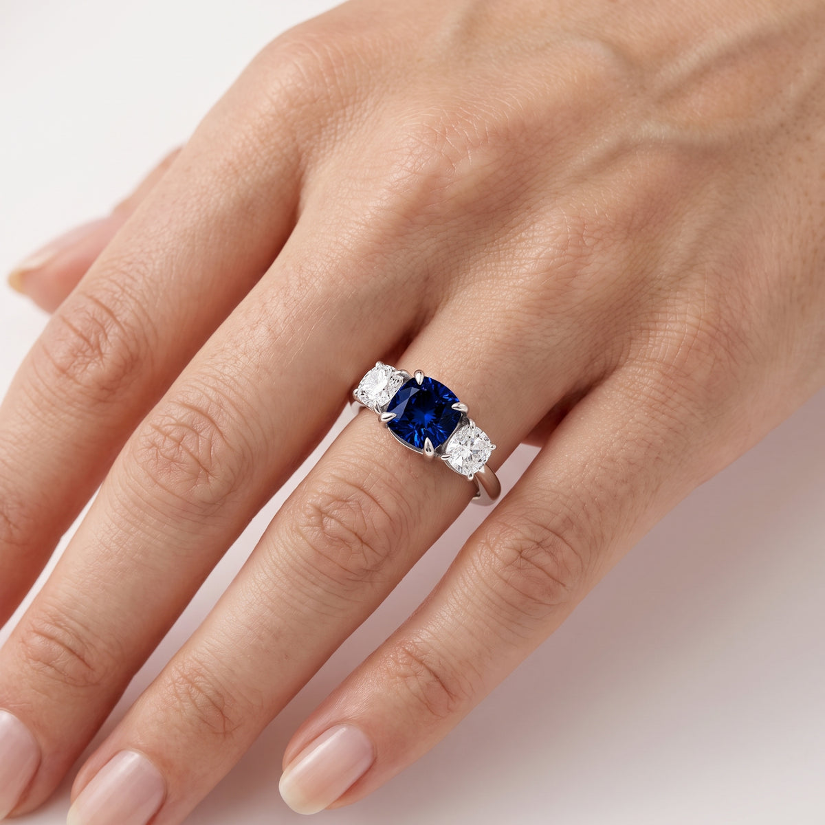 _lifestyle_image@SKU:RG240-LCSC0100000DW #metal_silver+origin_lab-created