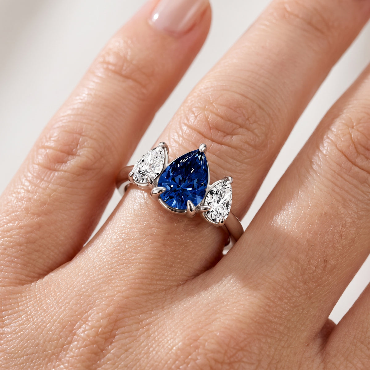 _lifestyle_image@SKU:RG240-LCSD01000004W #metal_10k-white-gold+origin_lab-created
