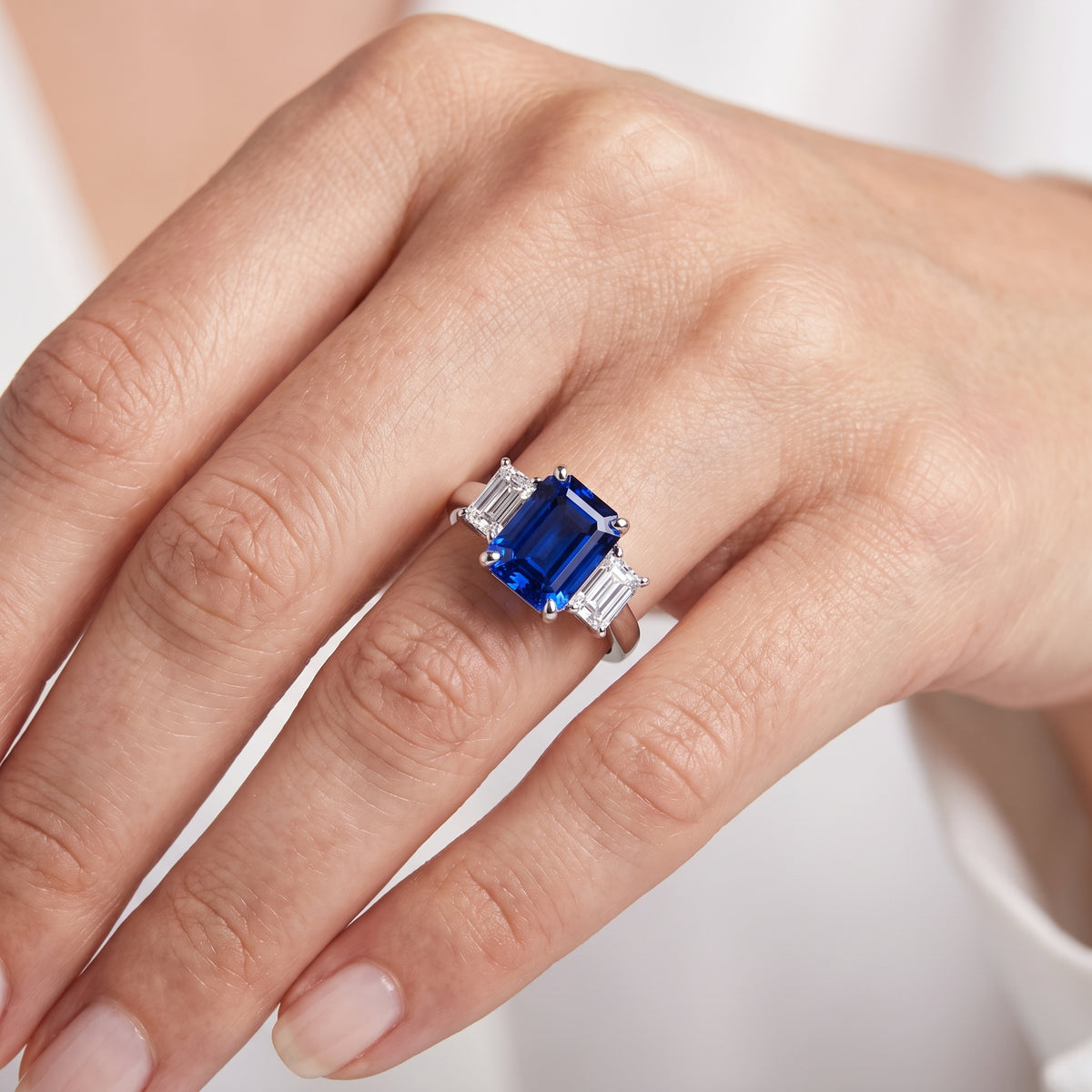 _lifestyle_image@SKU:RG240-LCSE01000004W #metal_10k-white-gold+origin_lab-created