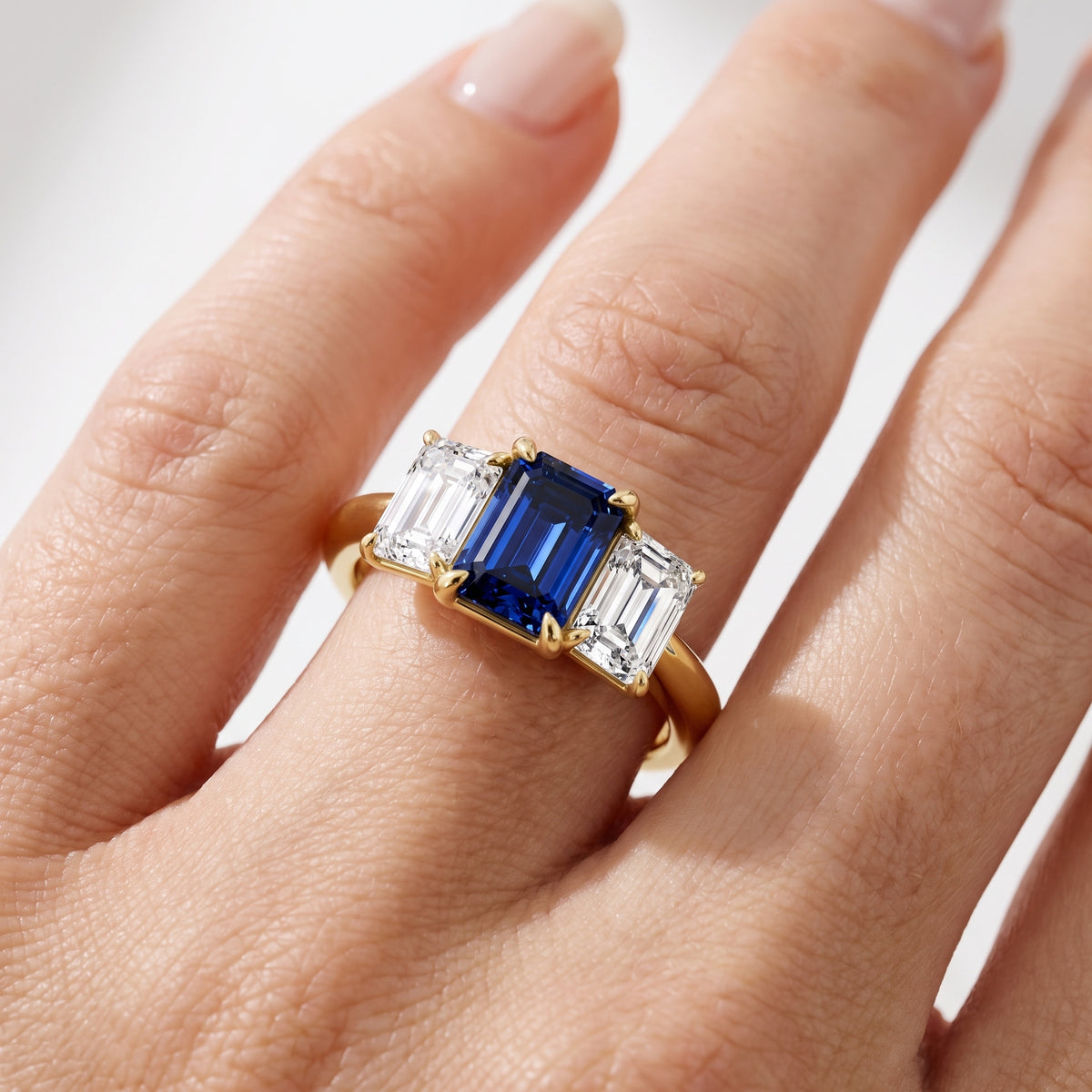 _lifestyle_image@SKU:RG240-LCSE01000004Y #metal_10k-yellow-gold+origin_lab-created