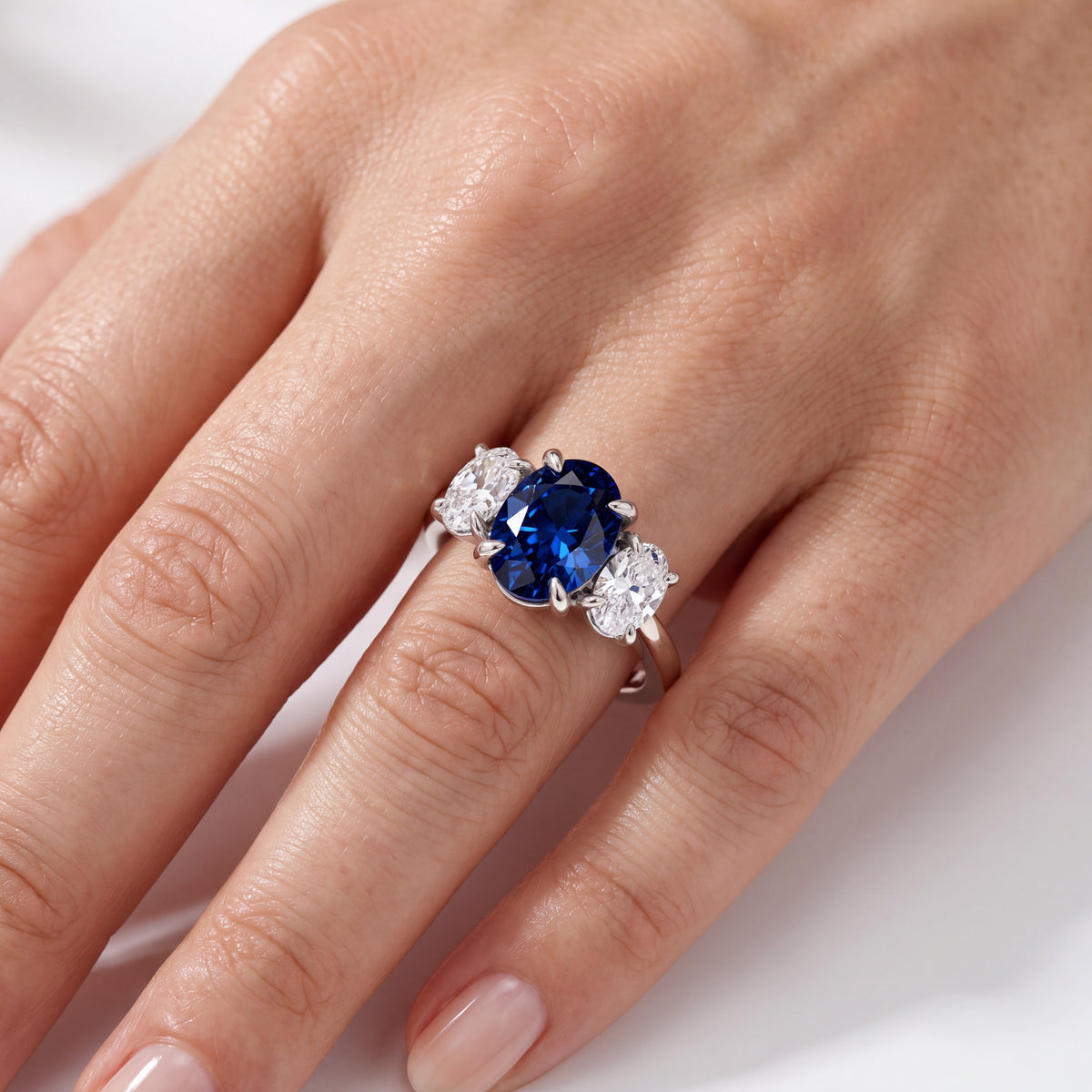_lifestyle_image@SKU:RG240-LCSO01000004W #metal_10k-white-gold+origin_lab-created