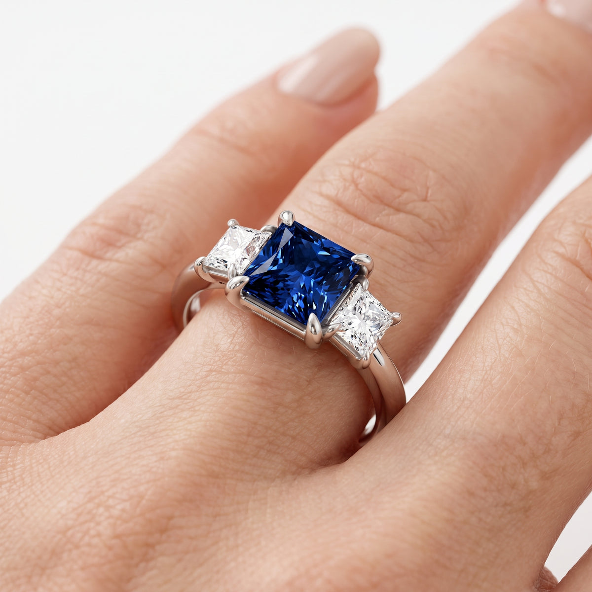 _lifestyle_image@SKU:RG240-LCSP01000004W #metal_10k-white-gold+origin_lab-created