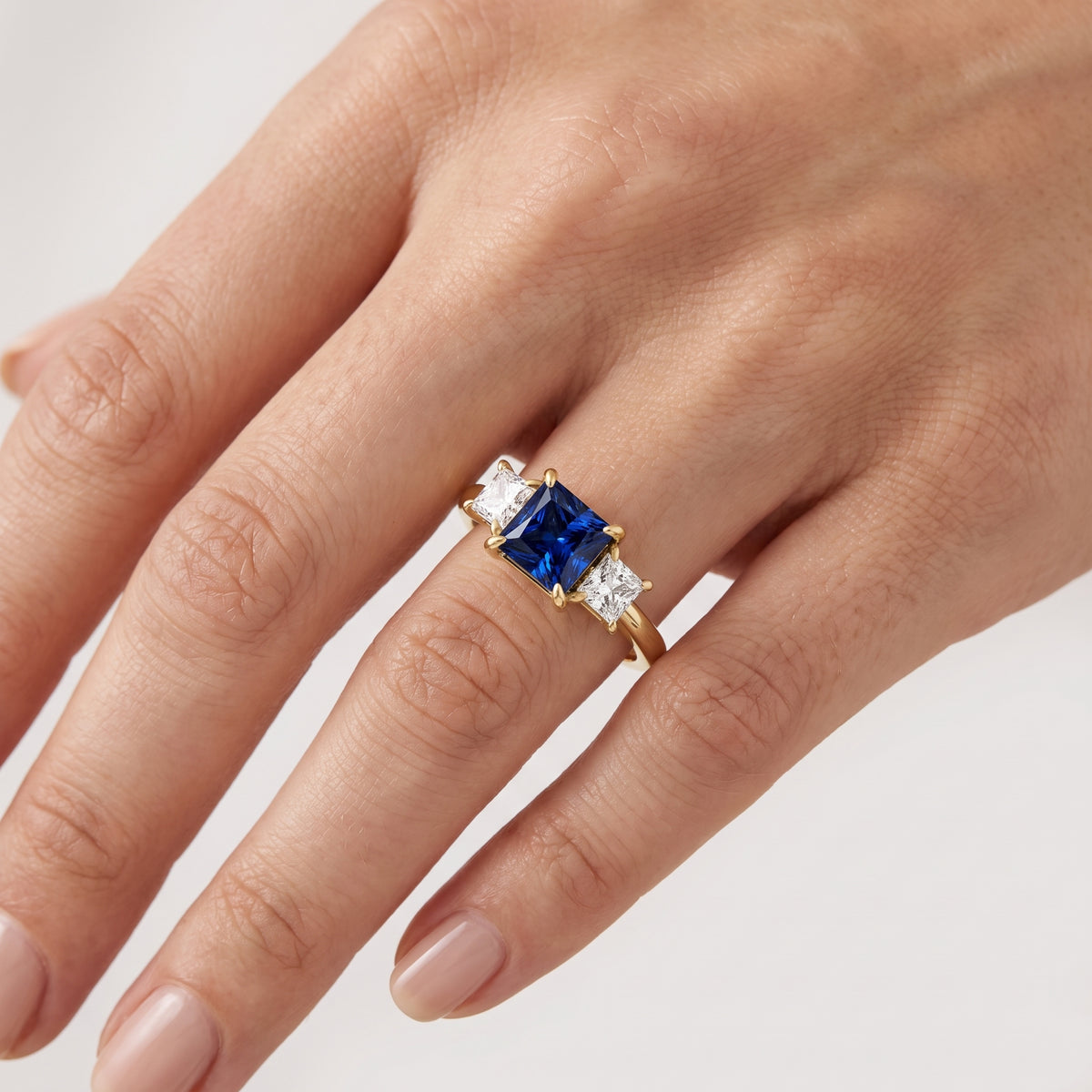 _lifestyle_image@SKU:RG240-LCSP01000004Y #metal_10k-yellow-gold+origin_lab-created