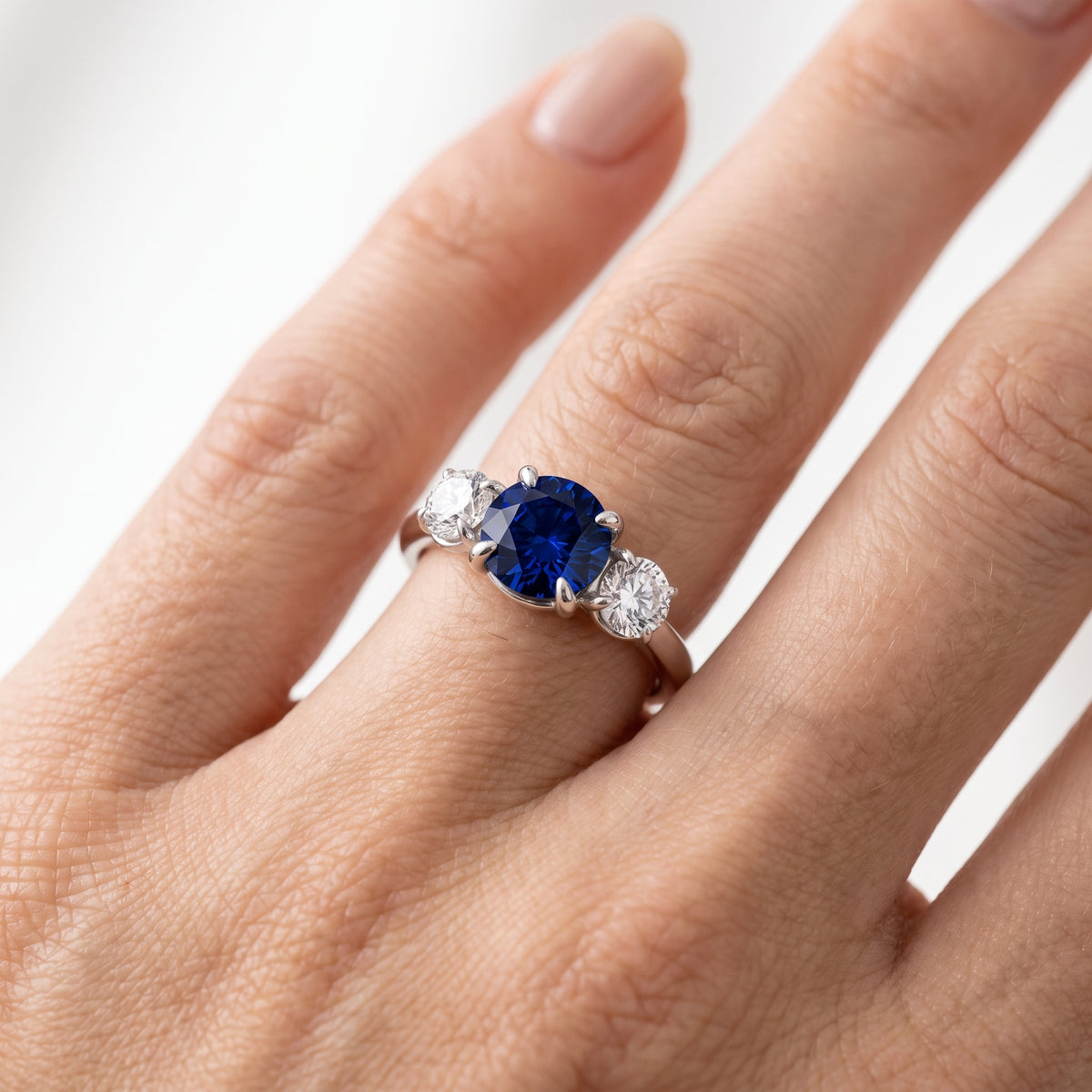 _lifestyle_image@SKU:RG240-LCSR01010004W #metal_10k-white-gold+origin_lab-created