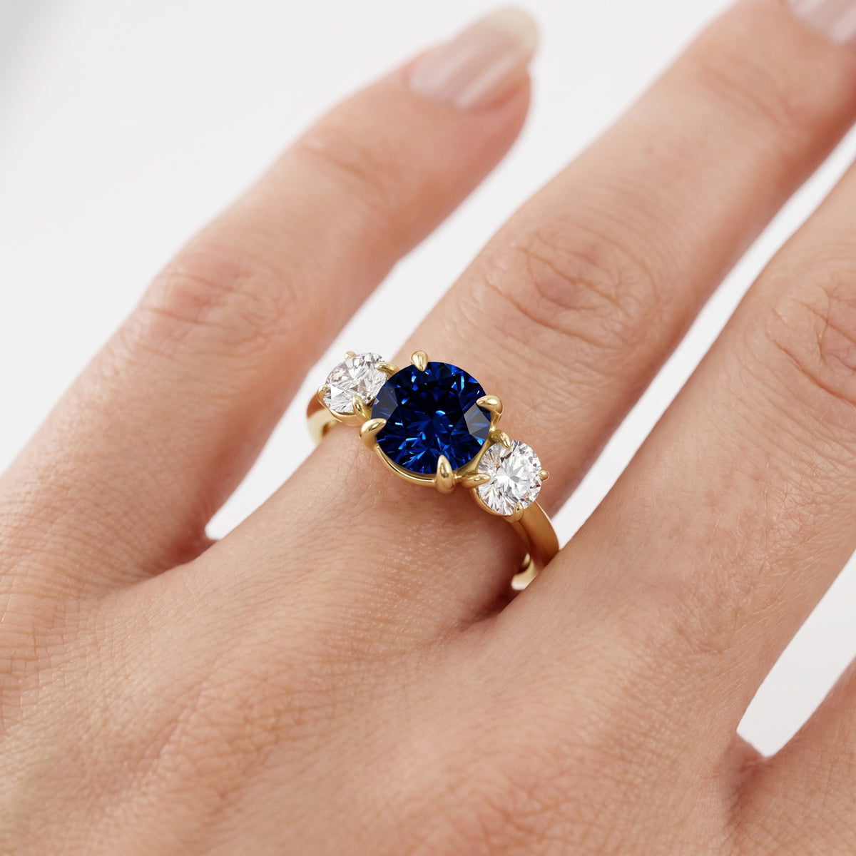 _lifestyle_image@SKU:RG240-LCSR01010004Y #metal_10k-yellow-gold+origin_lab-created