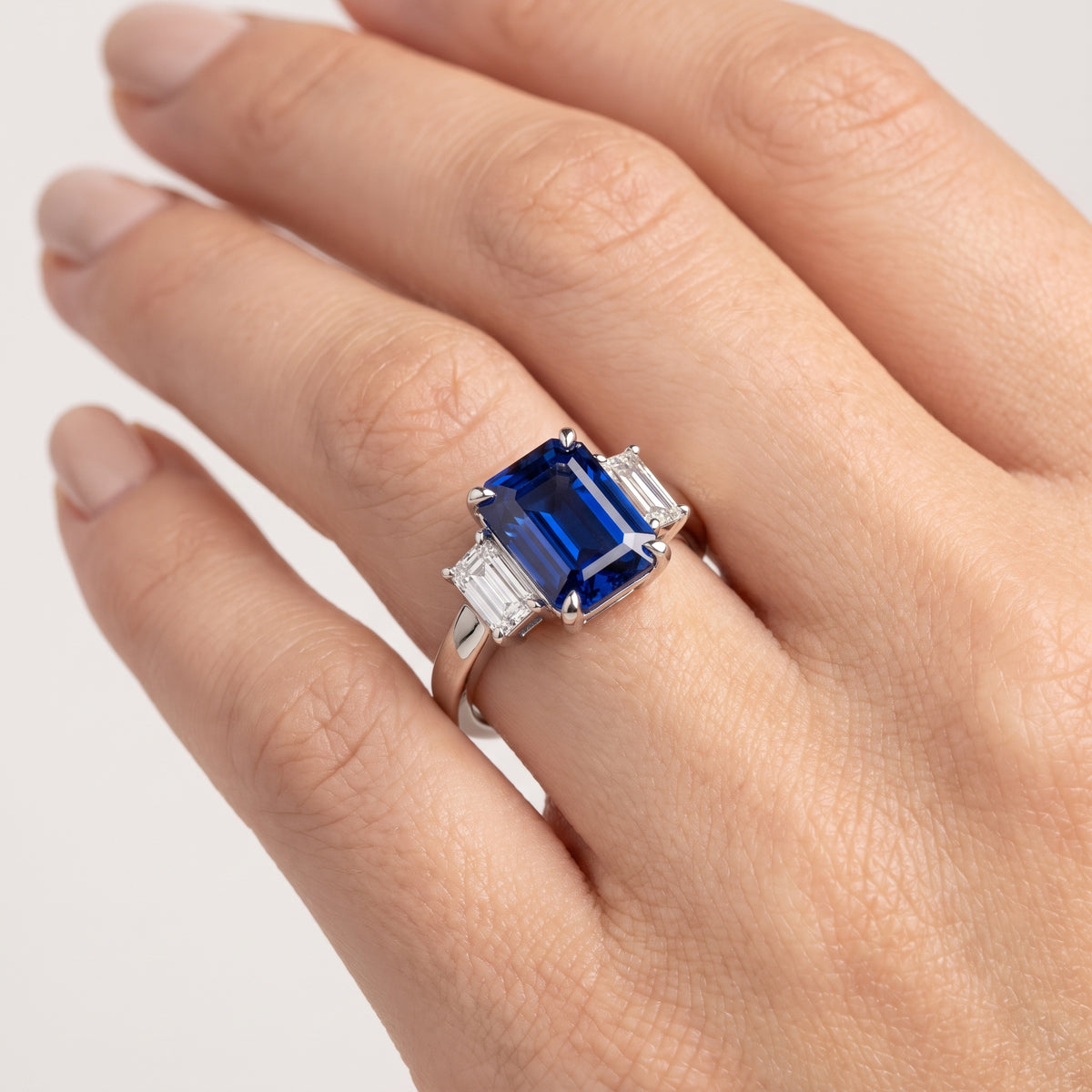 _lifestyle_image@SKU:RG240-NCSE01000004W #metal_14k-white-gold+origin_lab-created