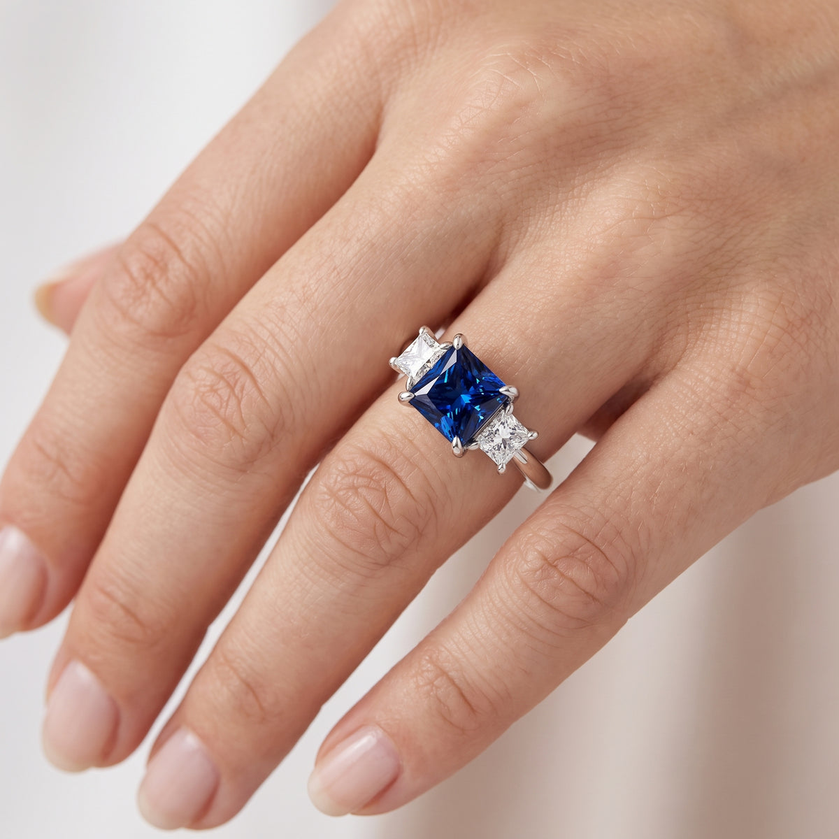 _lifestyle_image@SKU:RG240-NCSP0100000PL #metal_platinum+origin_lab-created