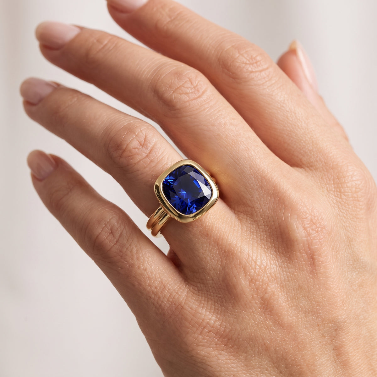 _lifestyle_image@SKU:RG280-LCSC03000004Y #metal_10k-yellow-gold+origin_lab-created