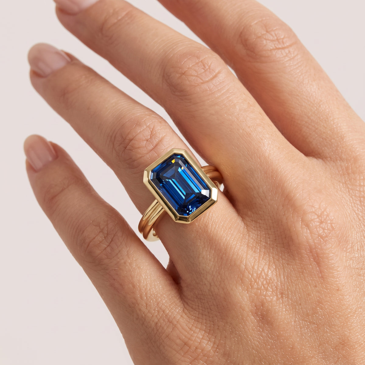 _lifestyle_image@SKU:RG280-LCSE03000004Y #metal_10k-yellow-gold+origin_lab-created